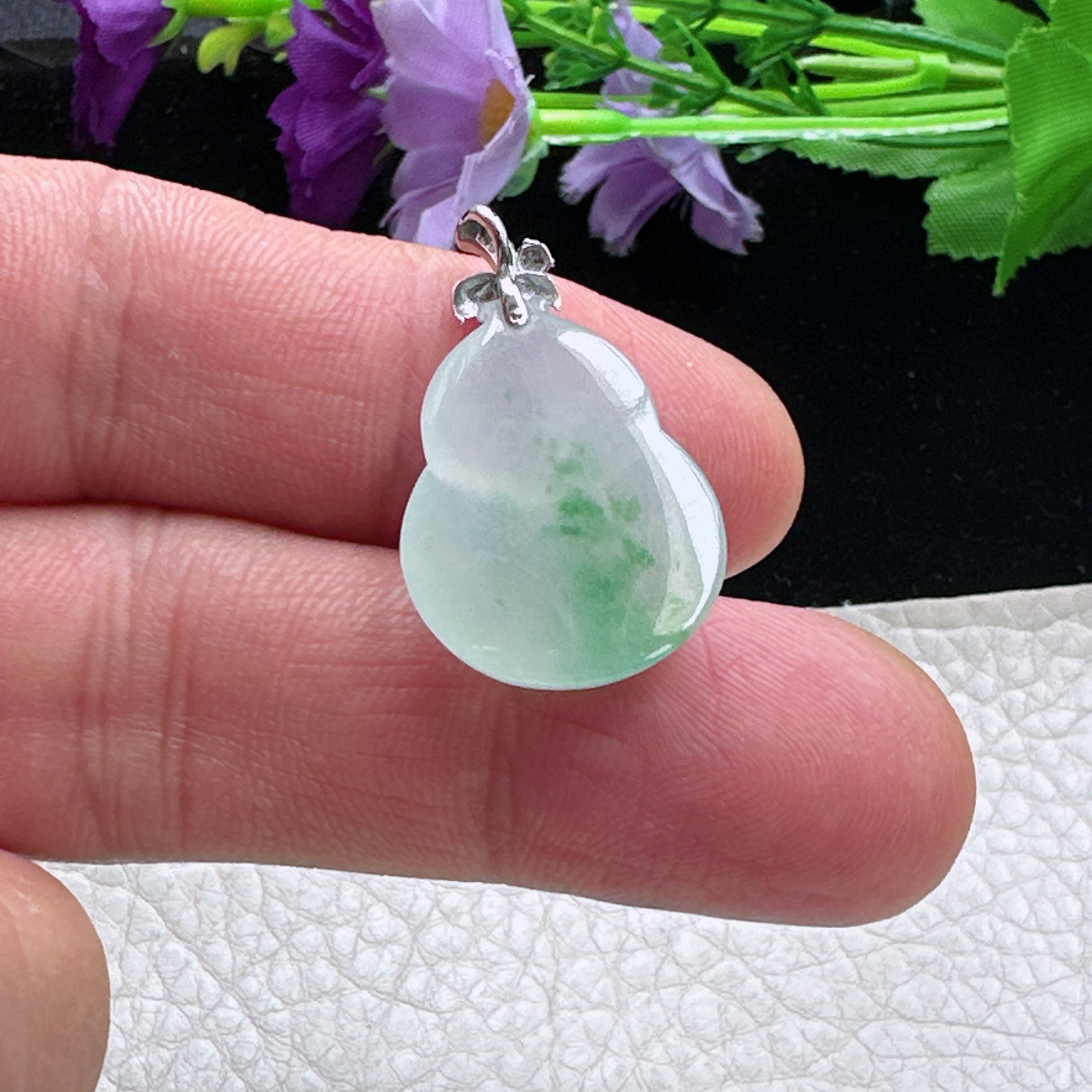 zz3天然翡翠飘绿葫芦吊坠