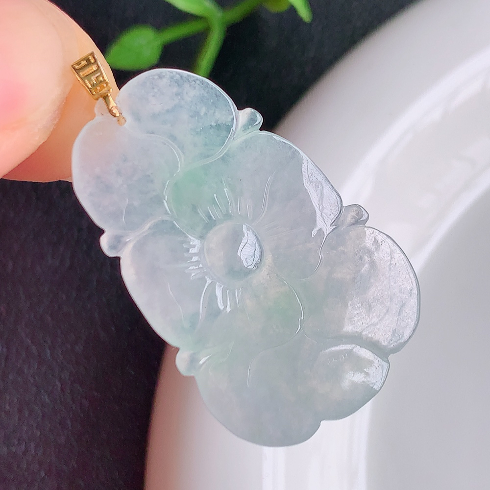 18k金扣冰润飘花荷叶吊坠  荷叶花开富贵，水为财，愿人生如鱼得水”俏色巧雕，清秀高雅，线条流畅优美，颜色靓丽，佩戴效果优雅迷人！性价比超高！W  449.22尺寸：33.5-21.8-3.2mm