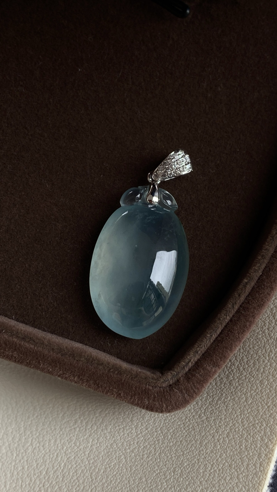 18k金镶嵌福瓜吊坠飘花灵动，种老细腻形体佳尺寸：成品：34.8*16.9*8.8，裸石：26.