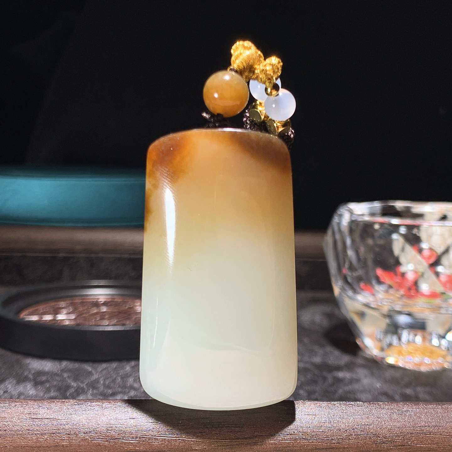 新疆和田玉且末糖平安无事牌子挂件。尺寸50/28/12重43.8克 玉质细腻油润。手推出油。佩戴高端