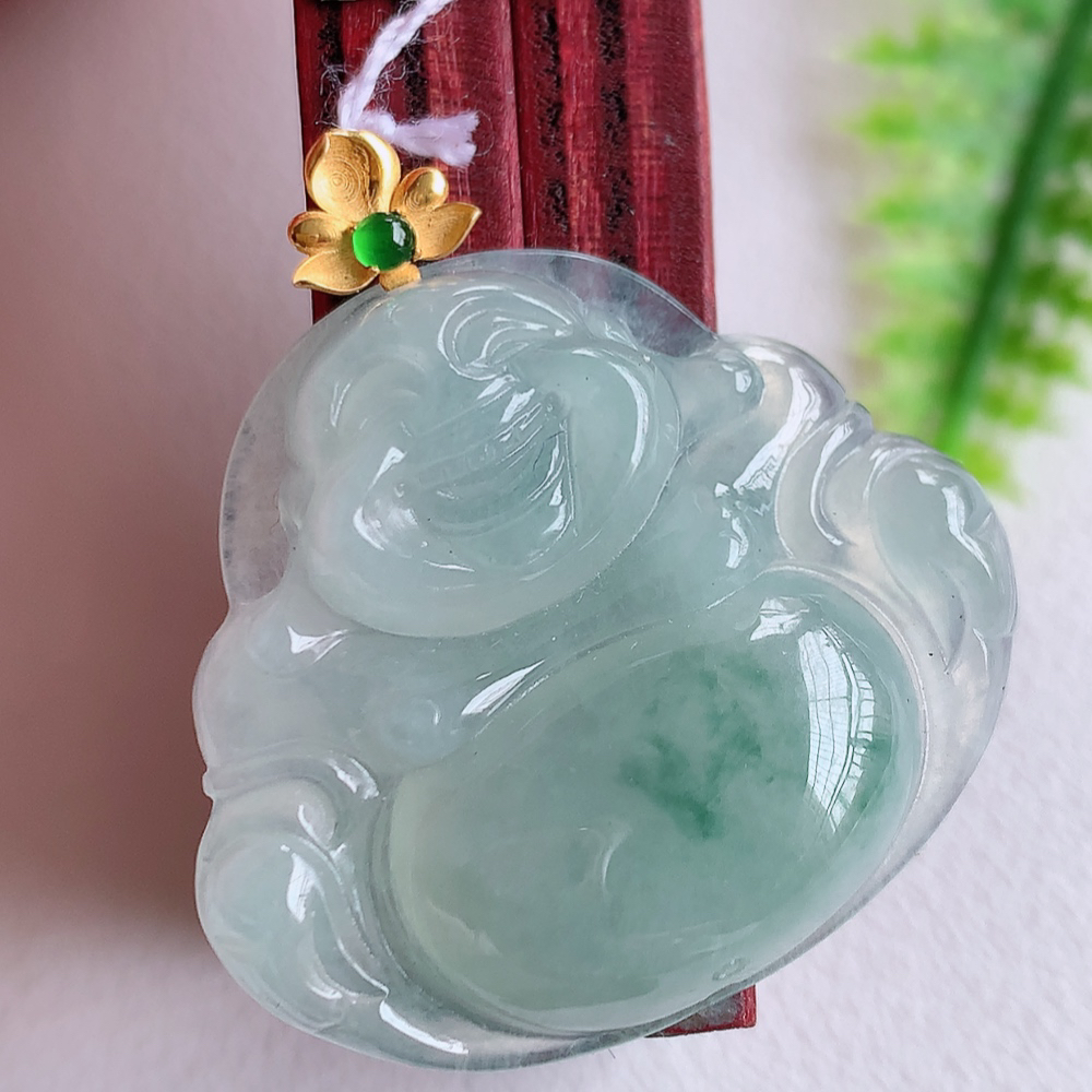 18k金扣冰润飘绿佛公翡翠吊坠，澄净美好的冰润福佛，水足丰盈，灵润、细腻，表情刻画入木三分，盈满欢喜， W1415.22尺寸：31-29.5-6.2mm