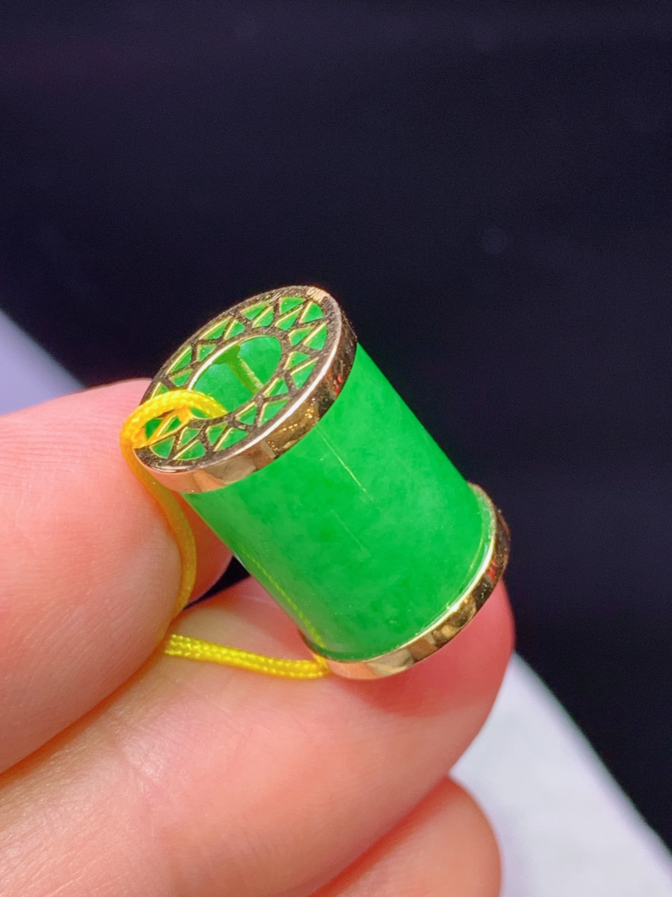 18k金镶嵌冰阳绿路路通吊坠 玉质细腻 色泽艳丽清新 水润亮眼 整体尺寸10*10*11.6b1