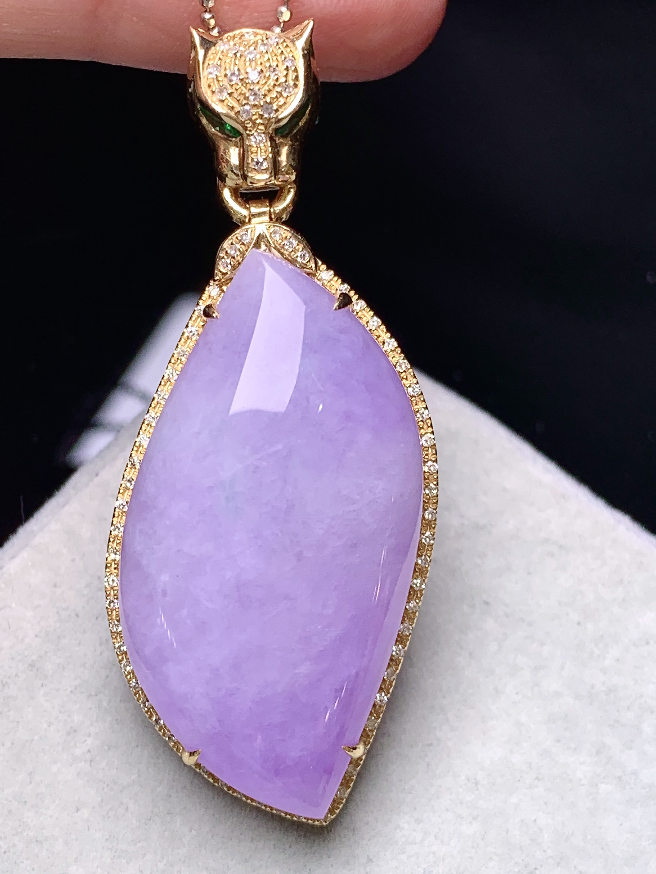 18k金钻镶嵌紫罗兰随形吊坠 玉质细腻 色泽艳丽清新 水润亮眼 整体尺寸47.5*19.8*8.8b