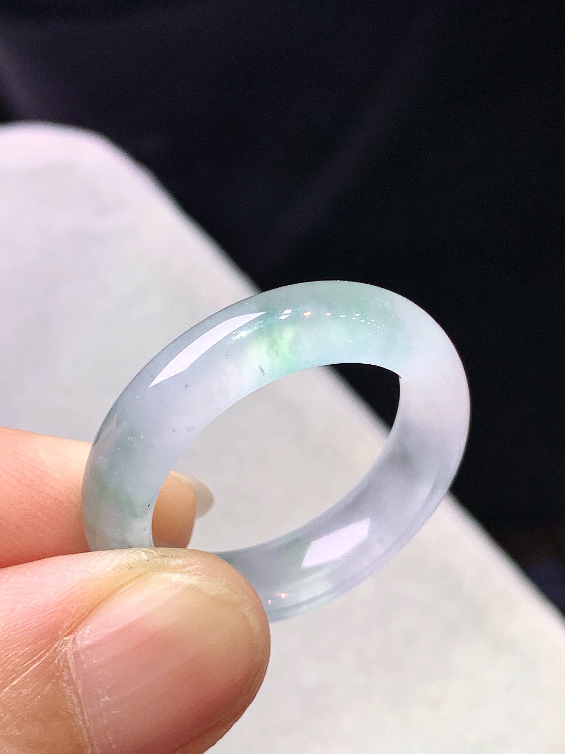 冰种飘绿平安环吊坠 玉质细腻 色泽艳丽清新 水润亮眼 圈口17 整体尺寸25.6*5.6*3.8c1