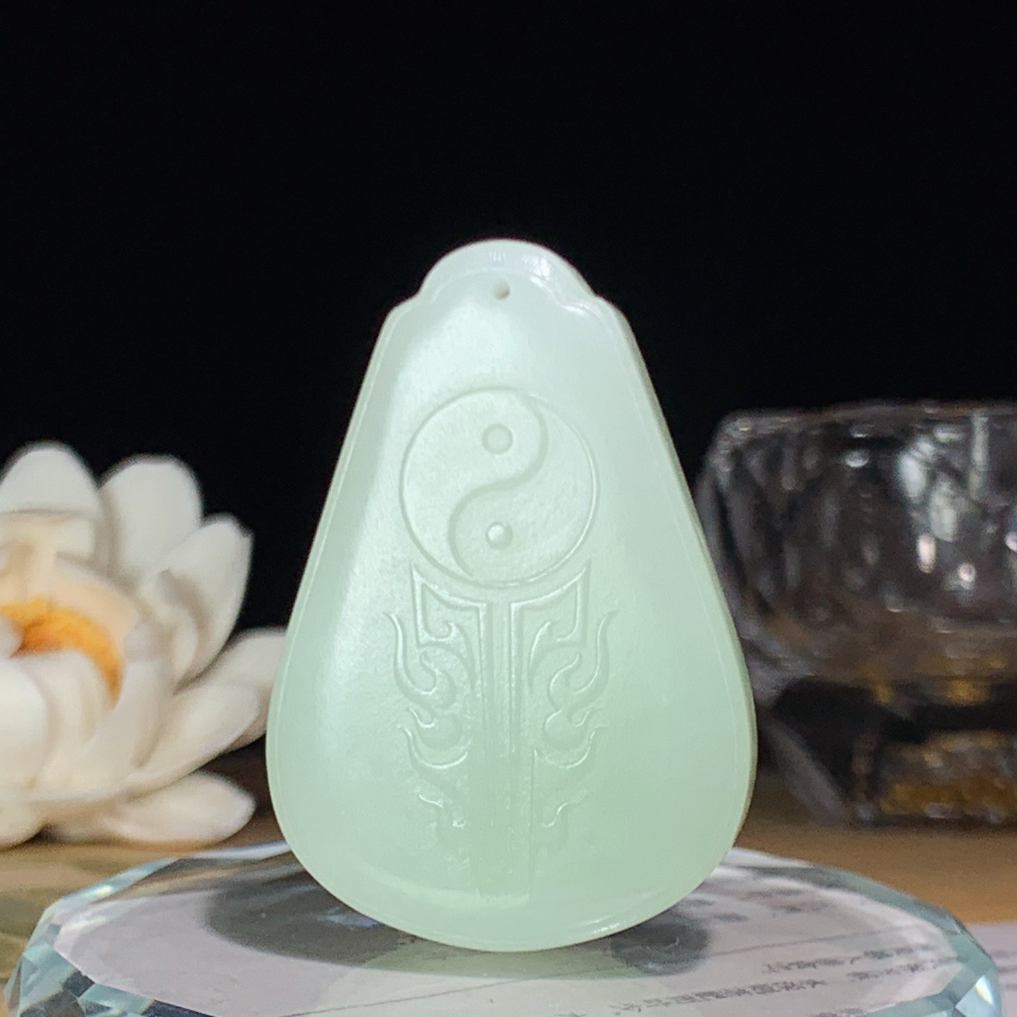 和田玉青海翠青上山虎挂件。尺寸46/32/12重34.5克，玉质细腻油润 脂粉好，品质好！lt260425