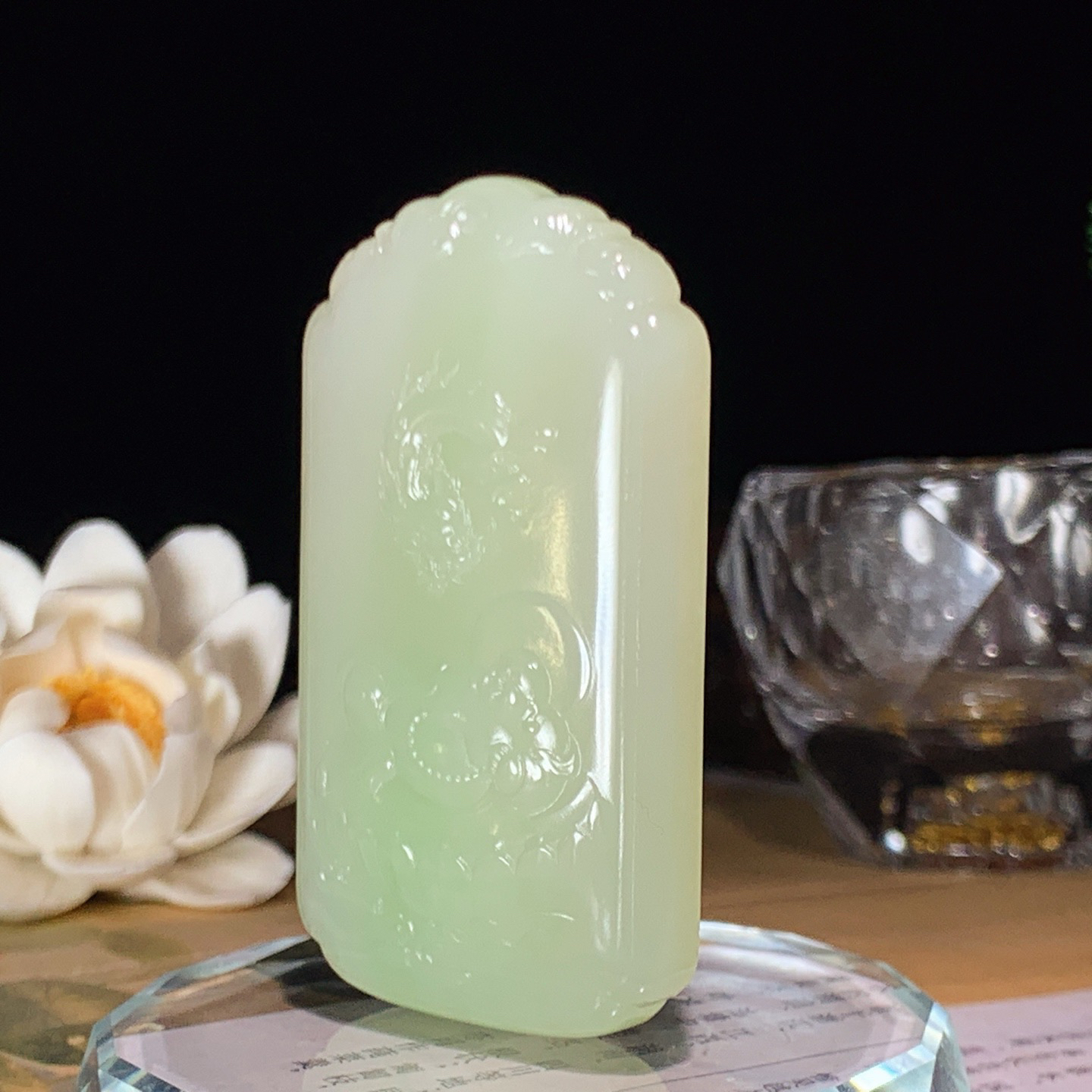 和田玉青海翠青佛引福来挂件。尺寸63/36/12重59克，玉质细腻油润 脂粉好，品质好！lt2604