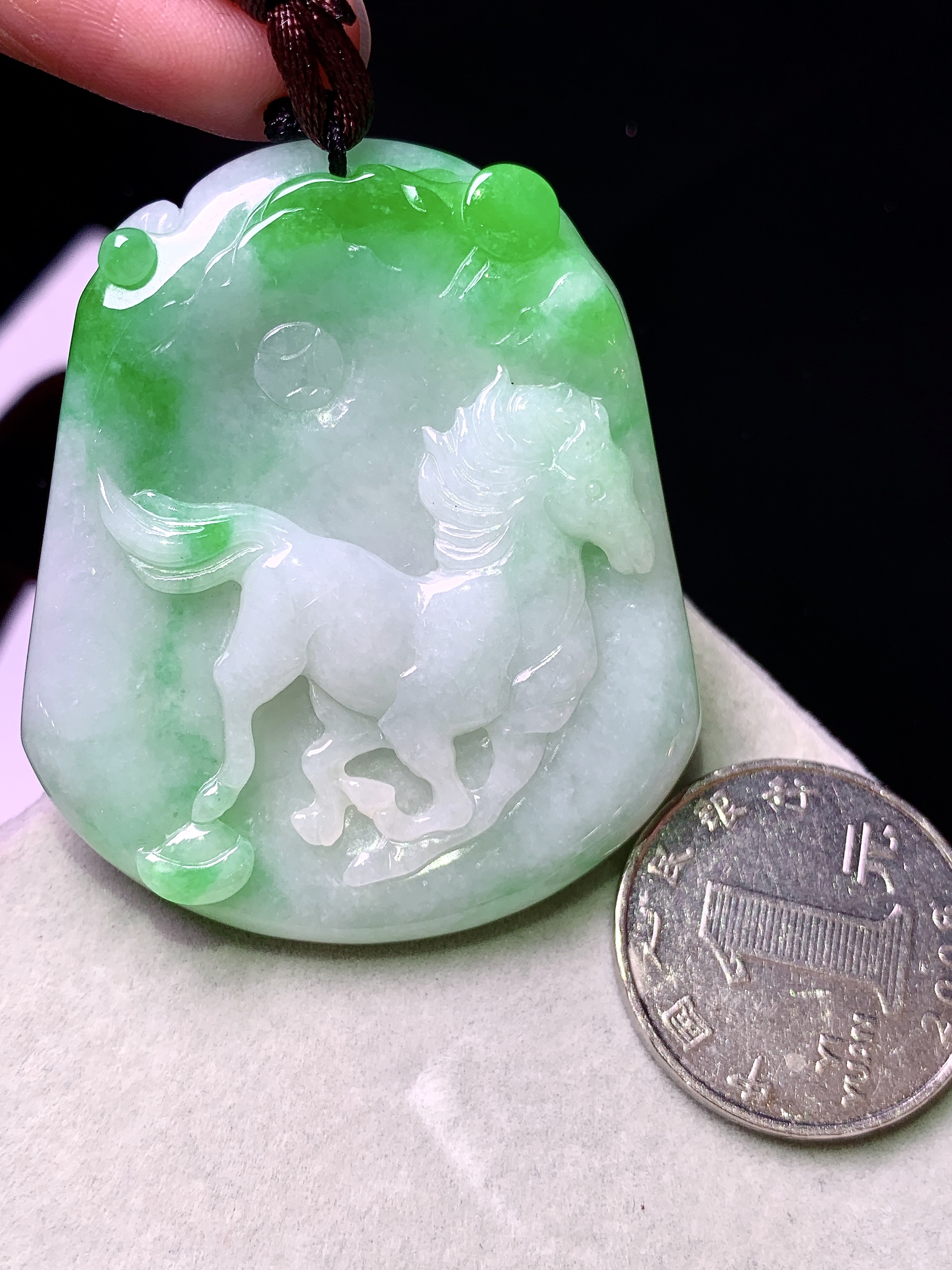 飘绿马牌吊坠 玉质细腻 色泽艳丽清新 水润亮眼 整体尺寸51*43*5.8b2