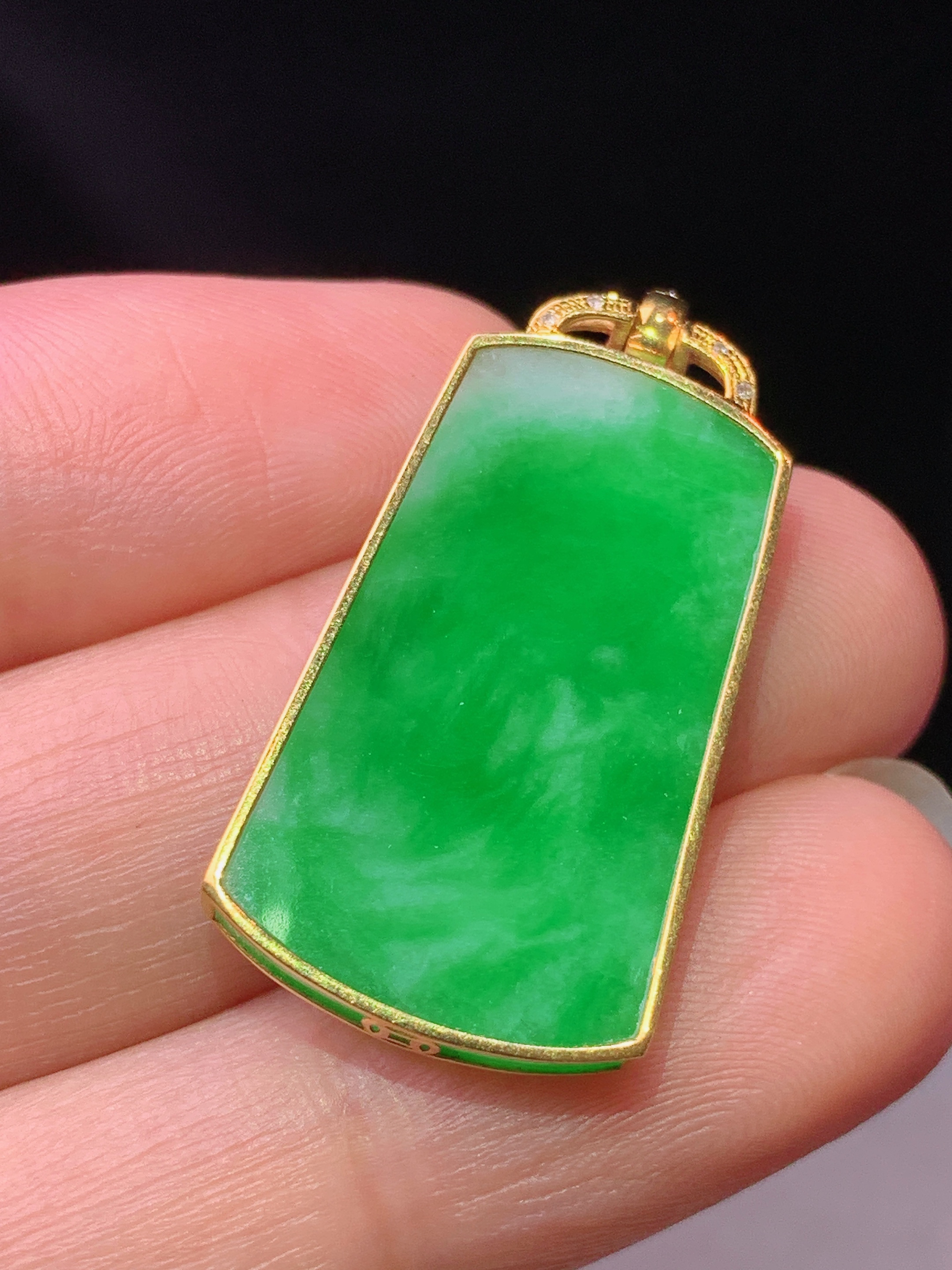 18k金钻镶嵌阳绿无事牌吊坠 玉质细腻 色泽艳丽清新 水润亮眼 整体尺寸32.2*15.5*2.8L4