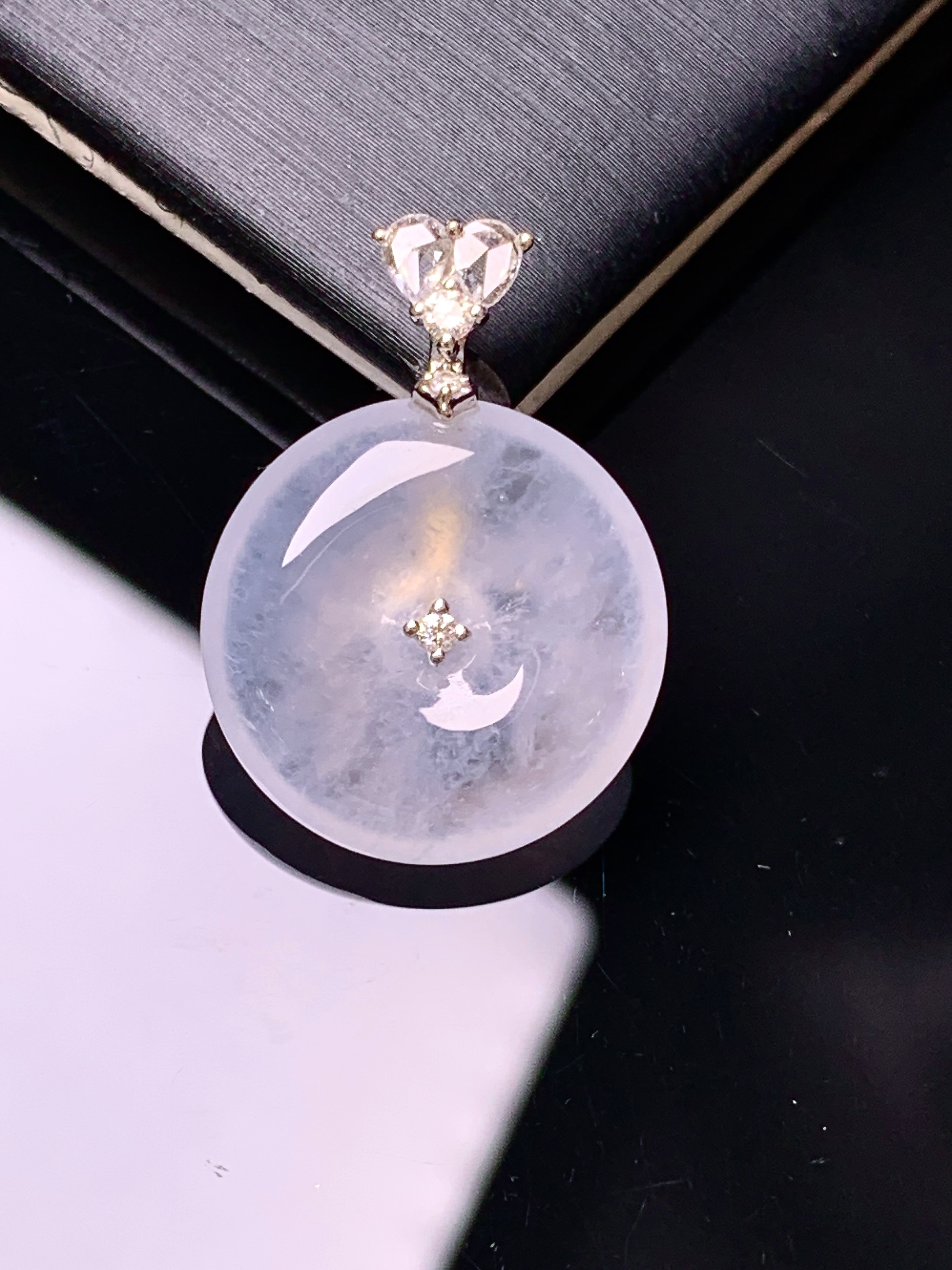 18k金钻镶嵌冰种平安扣吊坠 玉质细腻 色泽艳丽清新 水润亮眼 整体尺寸24*17.3*5.5c1