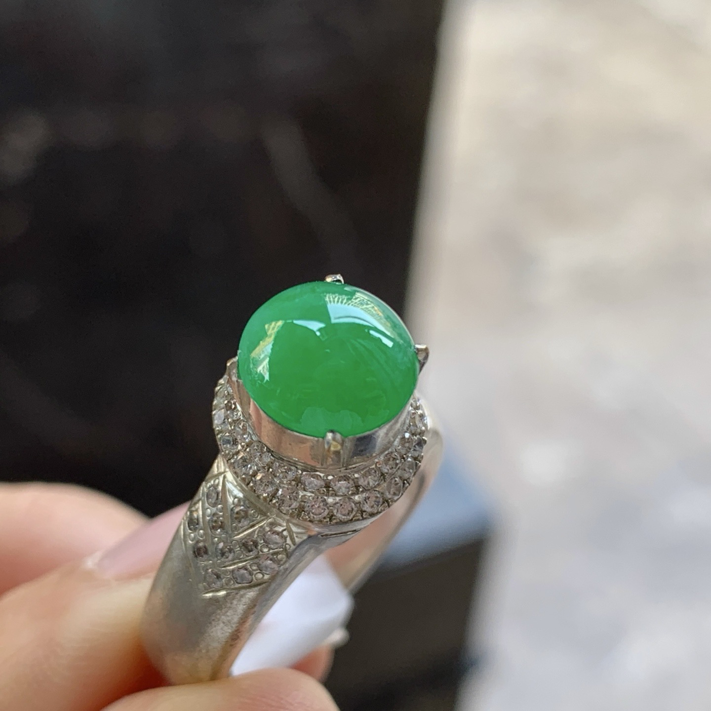 绿色戒指^_^鲜艳 玉质温润 铜托