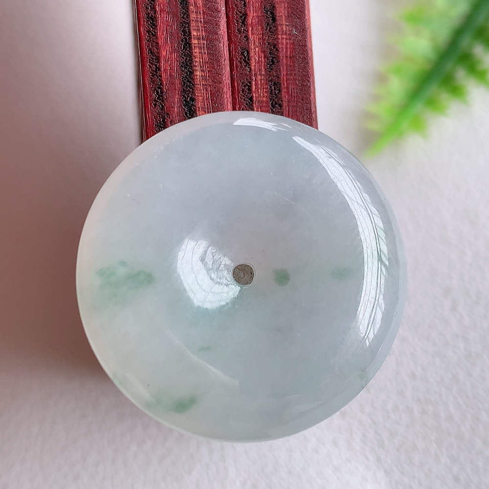 冰润飘花平安扣挂件 吊坠 质地细腻，温润而泽，精雕平安扣光滑圆润，平安扣佑平安，赋予平安无事的意念，