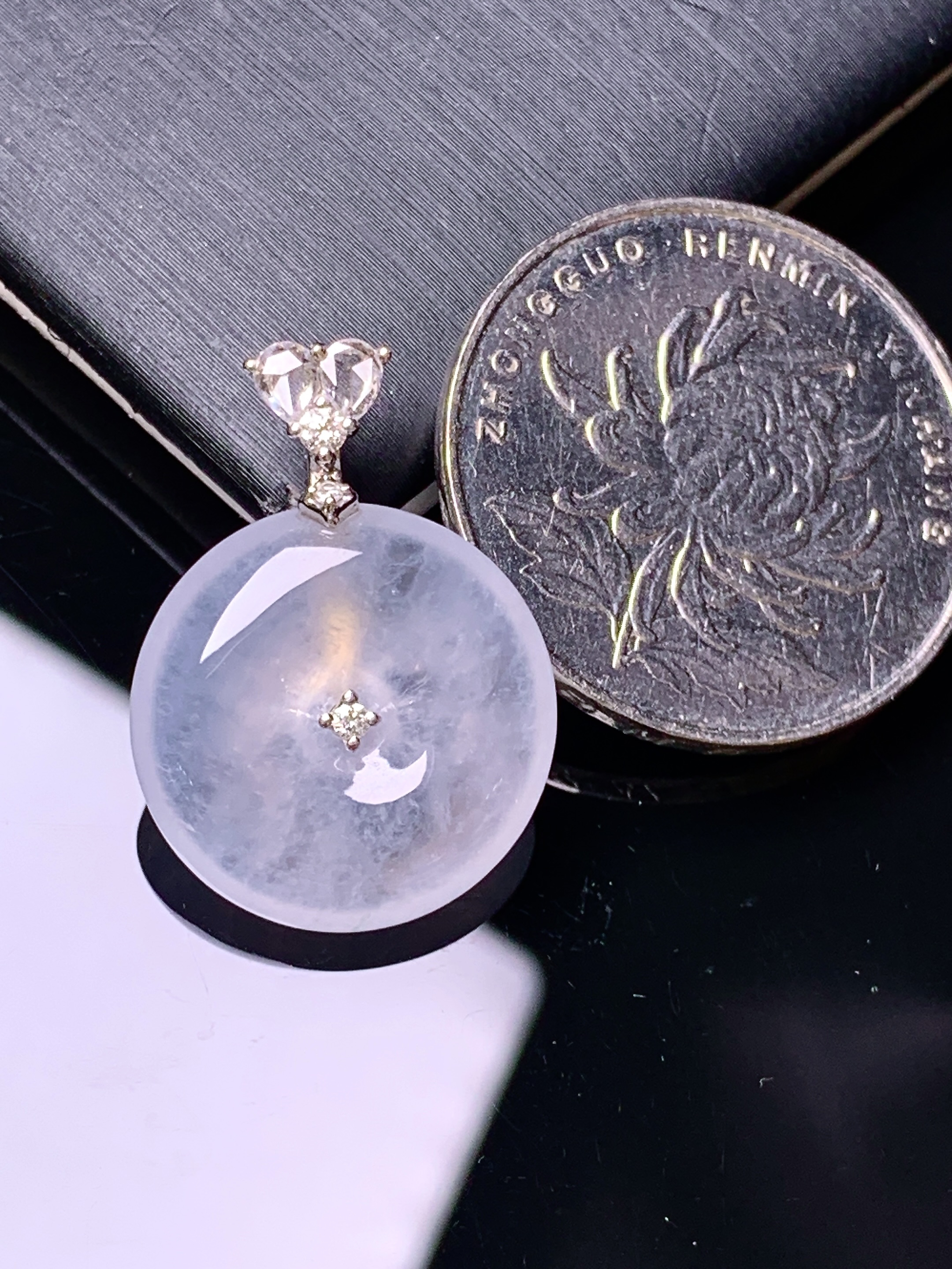 18k金钻镶嵌冰种平安扣吊坠 玉质细腻 色泽艳丽清新 水润亮眼 整体尺寸24*17.3*5.5c1