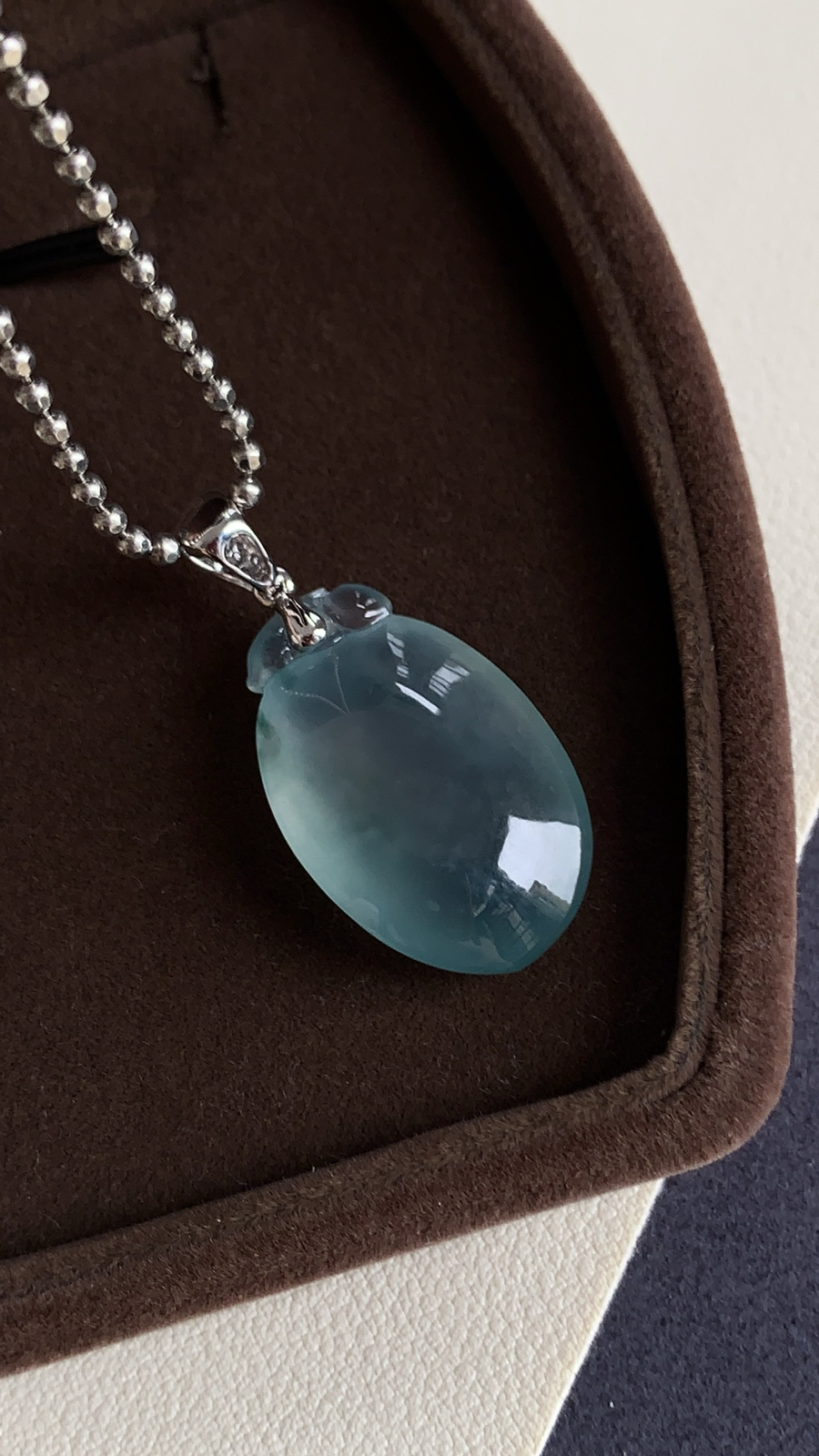 18k金镶嵌福瓜吊坠飘花灵动，种老细腻形体佳尺寸：成品：34.8*16.9*8.8，裸石：26.1*16.9*8.8..