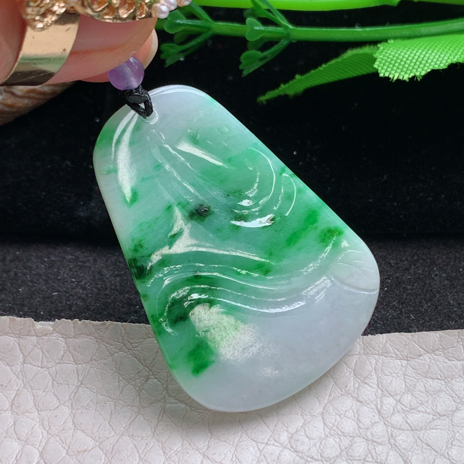 t实拍41*29.3*5.8缅甸翡翠A货精雕辣绿扭转乾坤 生肖立体牛玉吊坠 玉挂件