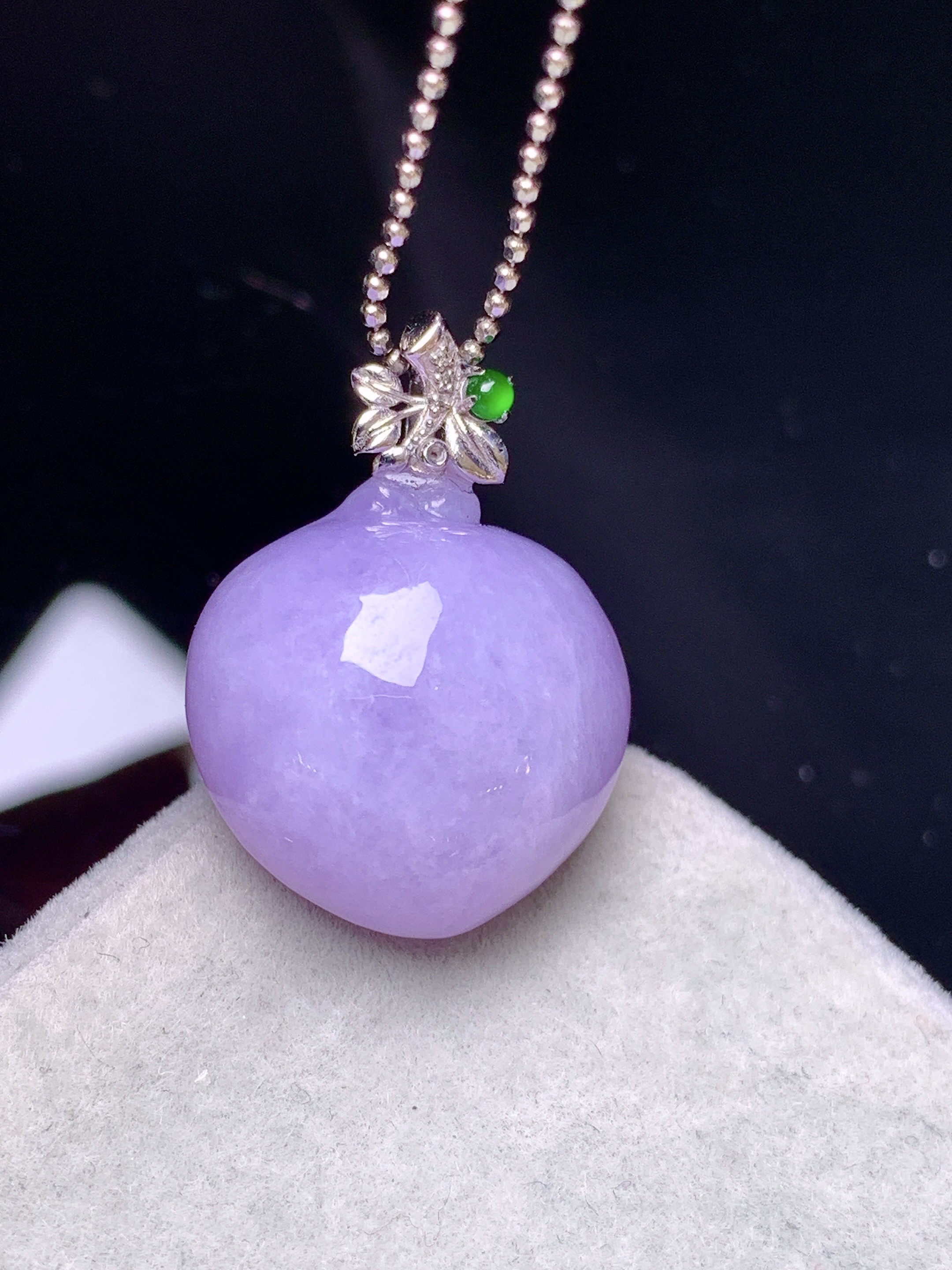 18k金钻镶嵌紫罗兰寿桃吊坠 玉质细腻 色泽艳丽清新 水润亮眼 整体尺寸22.5*16.3*10.6L4