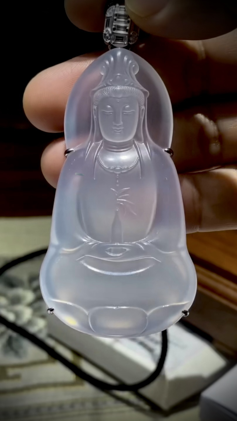 【清露凝禅·净瓶观音·观自在菩萨】，
冰种翡翠观音，
裸石65.5-34.8-5.2mm，
整体75.5-34.8-8.2mm，37.22g，
18K金，南非钻