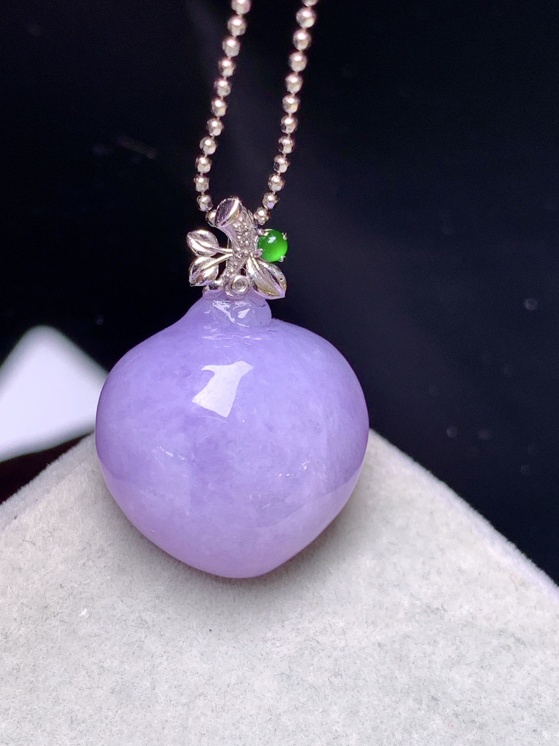 18k金钻镶嵌紫罗兰寿桃吊坠 玉质细腻 色泽艳丽清新 水润亮眼 整体尺寸22.5*16.3*10.6