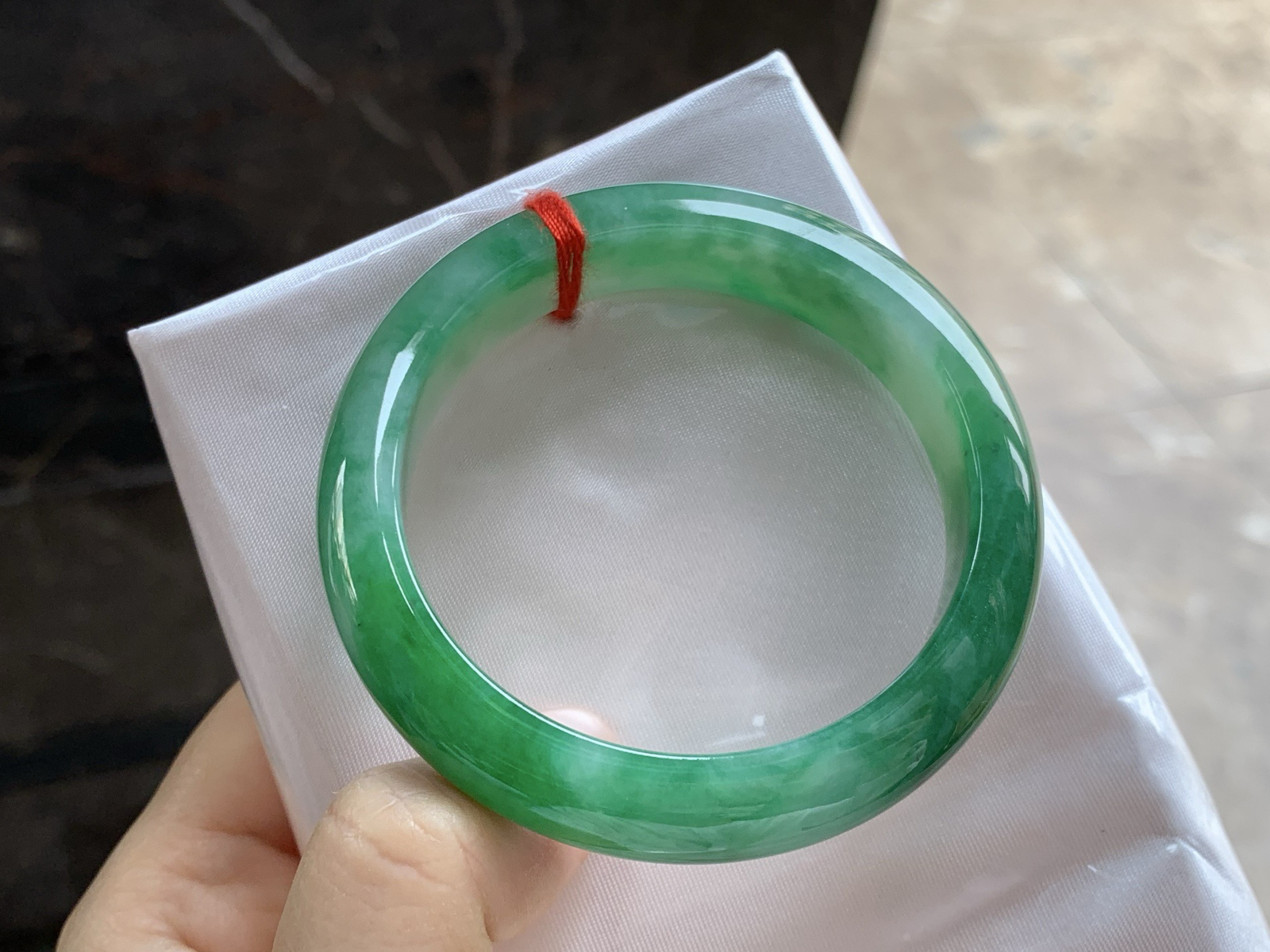 52-12.7-8

辣绿色手镯^_^底子细腻 绿色浓郁大气