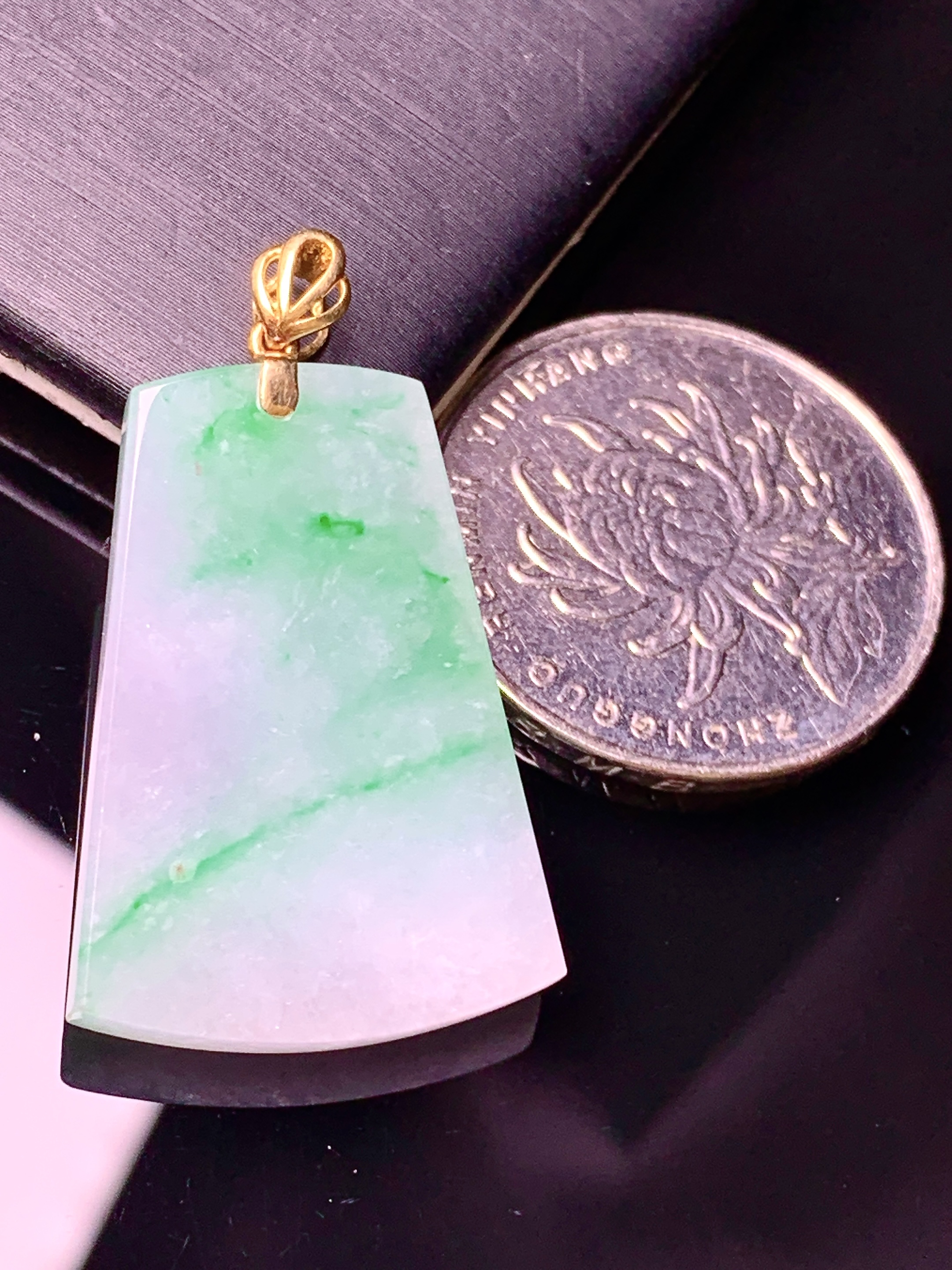 18k金钻镶嵌飘绿无事牌吊坠 玉质细腻 色泽艳丽清新 水润亮眼 整体尺寸35*20*3.8L4