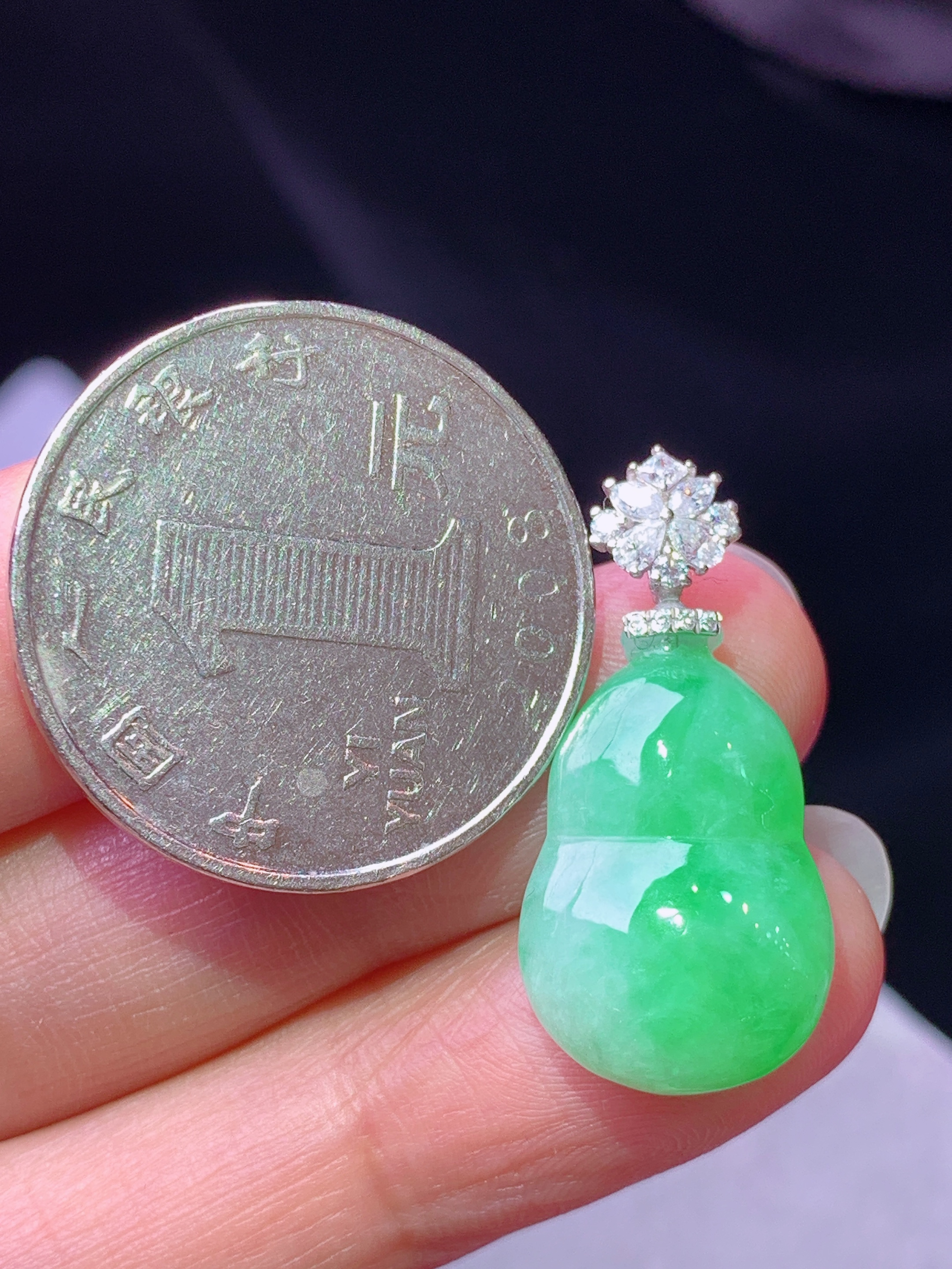 18k金钻镶嵌阳绿葫芦吊坠 玉质细腻 色泽艳丽清新 水润亮眼 整体尺寸27.7*13*6.2c1