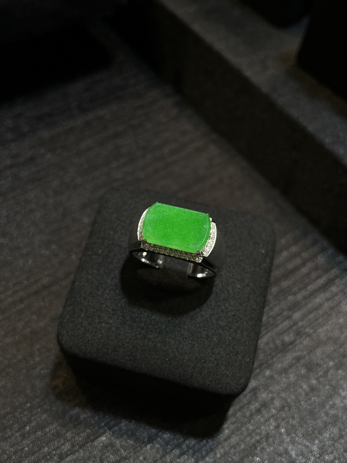 阳绿满色马鞍戒……
种好色阳绿，料子厚装
尺寸看图一
18k金镶嵌..