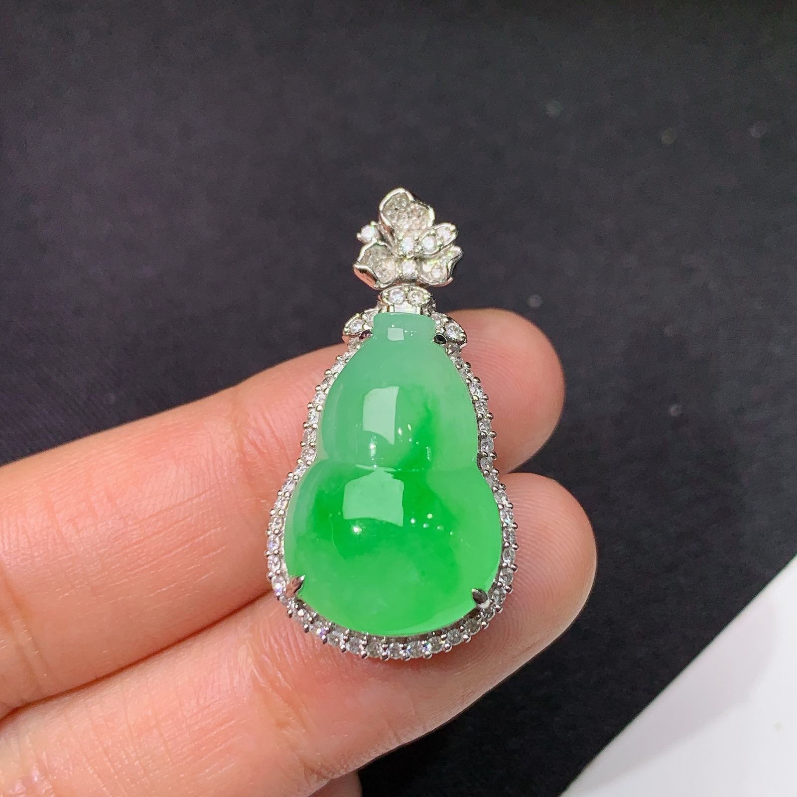 飘阳绿葫芦吊坠，18k金镶嵌，冰润色阳，玉质细腻，种水足，Dd 尺寸30.7*15.9*9.8