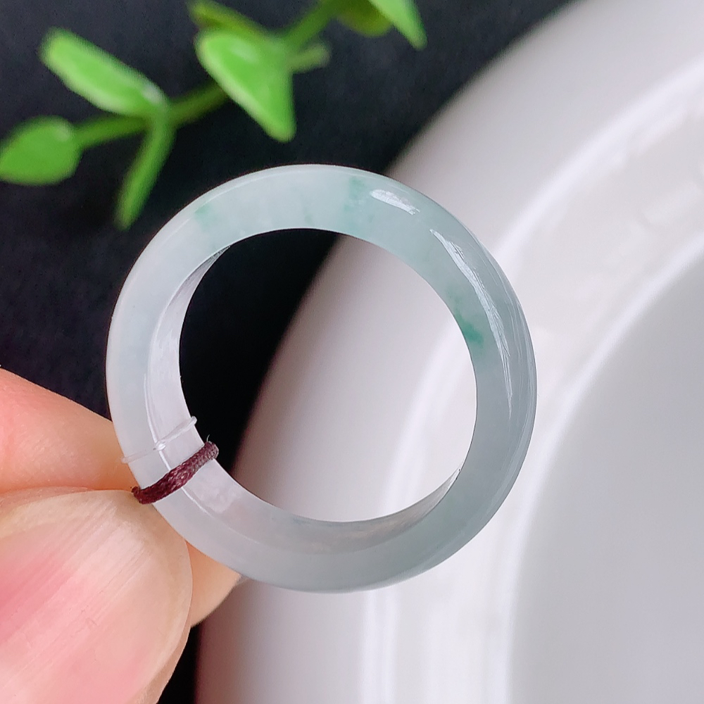 冰润飘花精美素圈翡翠戒指  玉质细腻  冰清玉润  飘花灵动  颜色漂亮  W 449.22内径尺寸：18-5.8-3mm