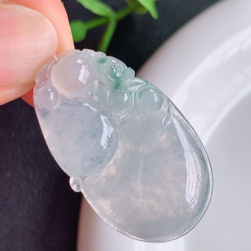 冰润精雕灵猴献瑞翡翠挂件  寓意“灵猴献瑞，多福多寿”天然特色冰绿料子，俏色巧雕，大件厚装，如此好看，如此美丽～遇到是缘，拥有是福，佩戴效果优雅迷人！无纹裂，性价比超值！W449.22尺寸：36.5-21.8-4.5mm