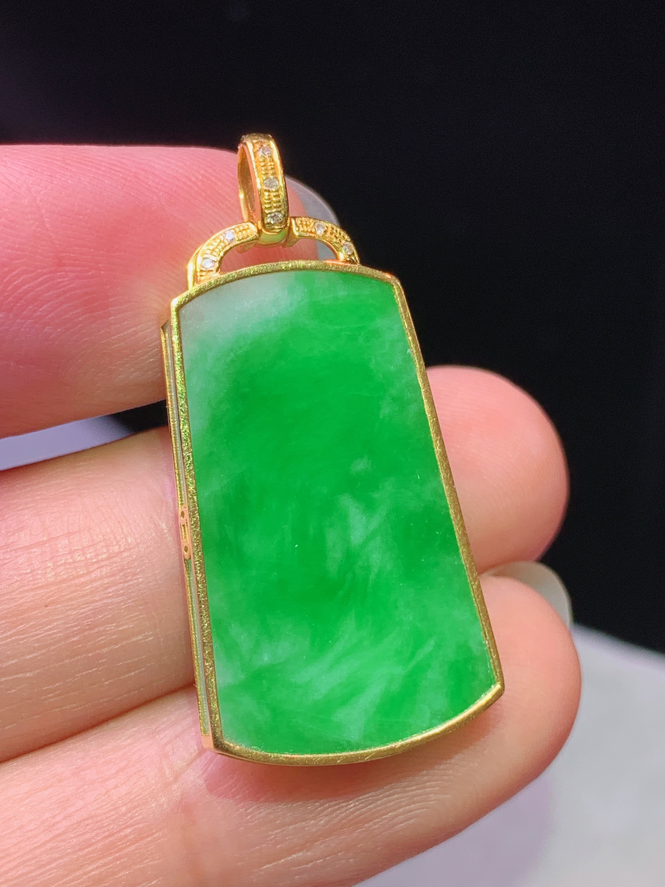 18k金钻镶嵌阳绿无事牌吊坠 玉质细腻 色泽艳丽清新 水润亮眼 整体尺寸32.2*15.5*2.8L4