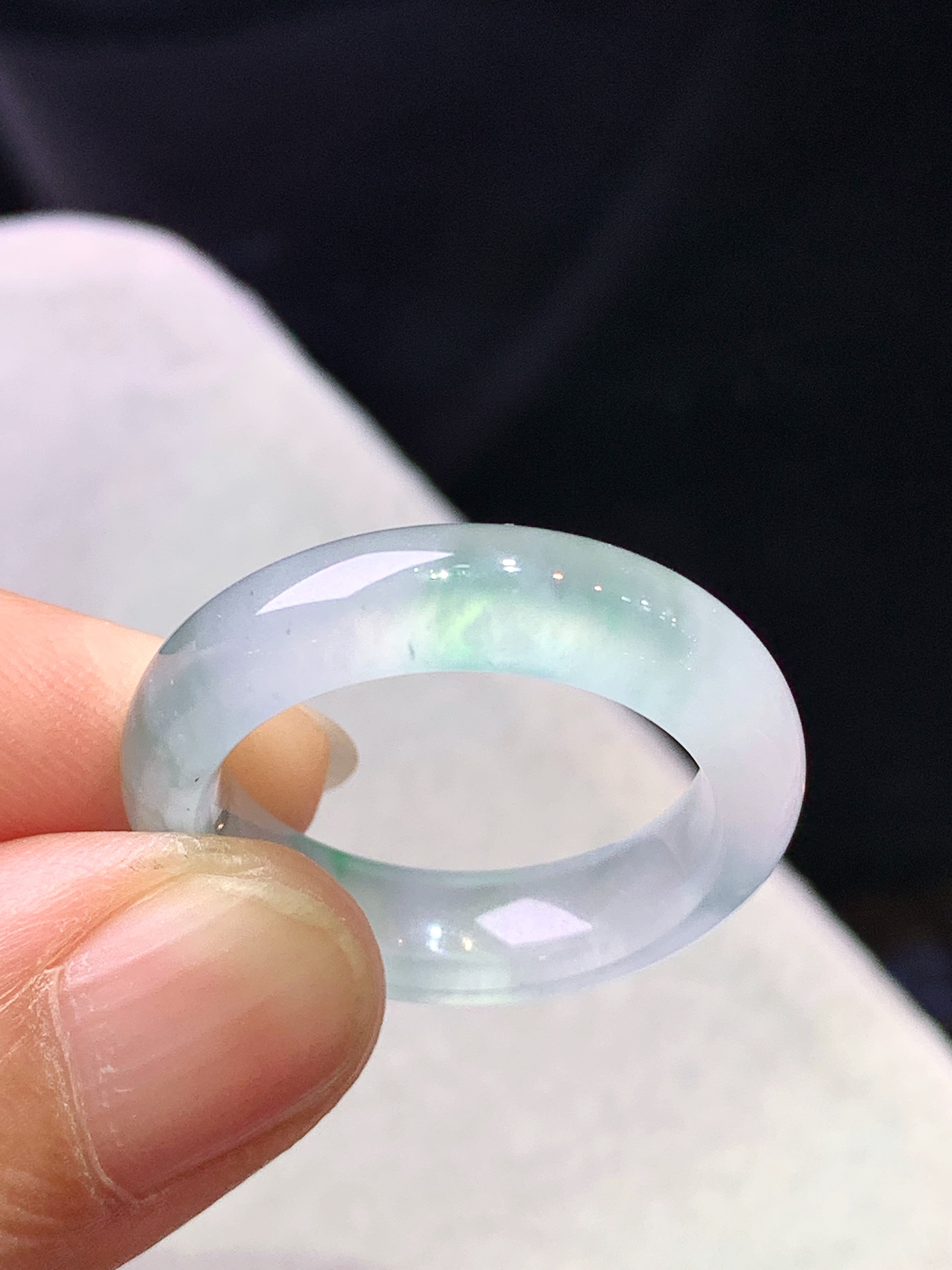 冰种飘绿平安环吊坠 玉质细腻 色泽艳丽清新 水润亮眼 圈口17 整体尺寸25.6*5.6*3.8c1