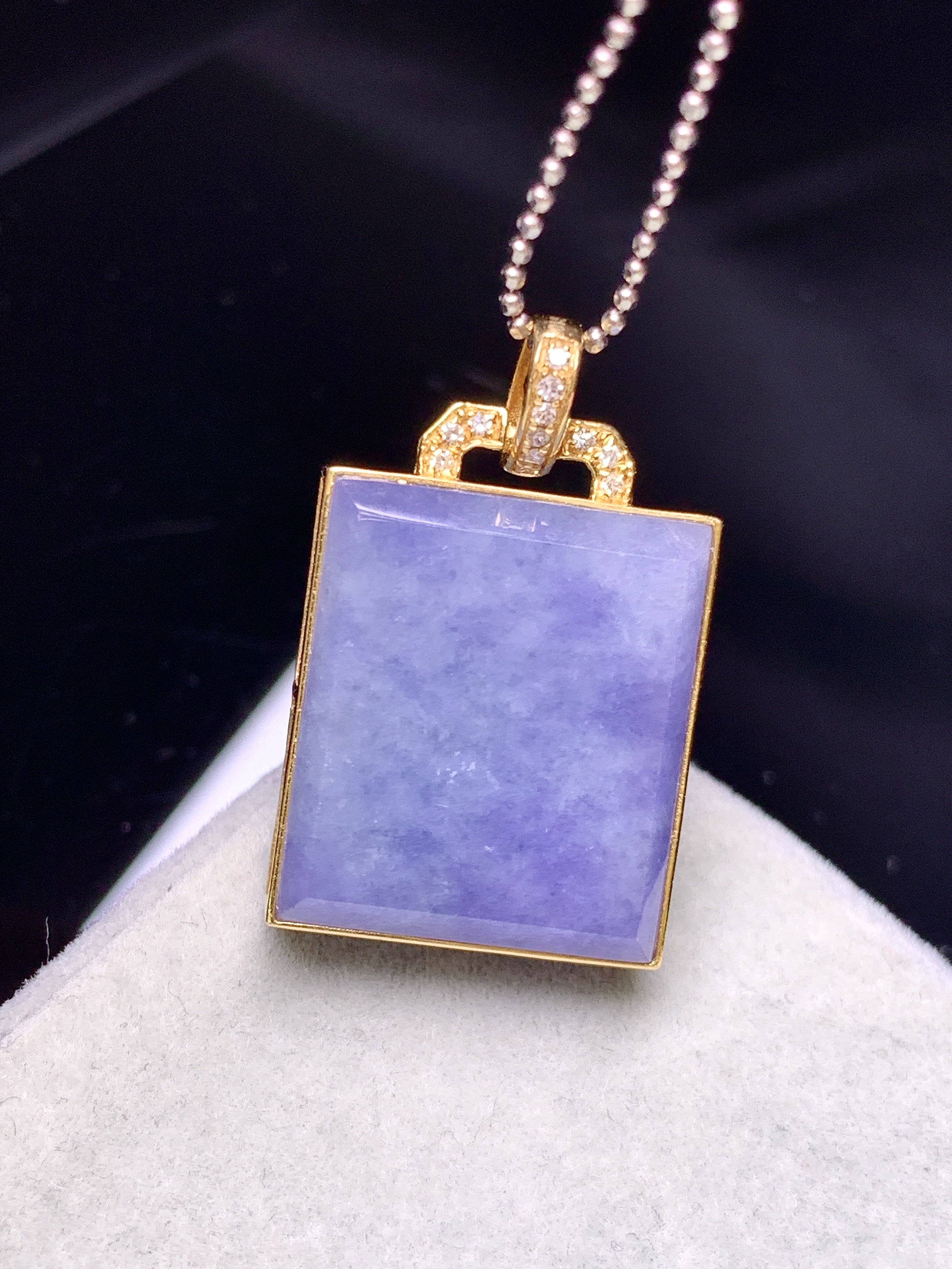 18k金钻镶嵌紫罗兰无事牌吊坠 玉质细腻 色泽艳丽清新 水润亮眼 整体尺寸26.8*16*6.8b1