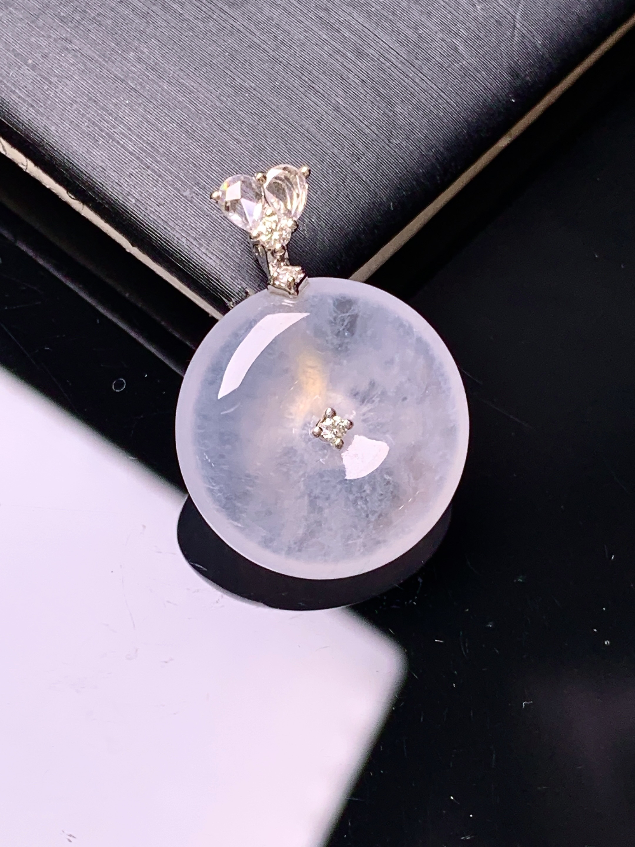 18k金钻镶嵌冰种平安扣吊坠 玉质细腻 色泽艳丽清新 水润亮眼 整体尺寸24*17.3*5.5c1