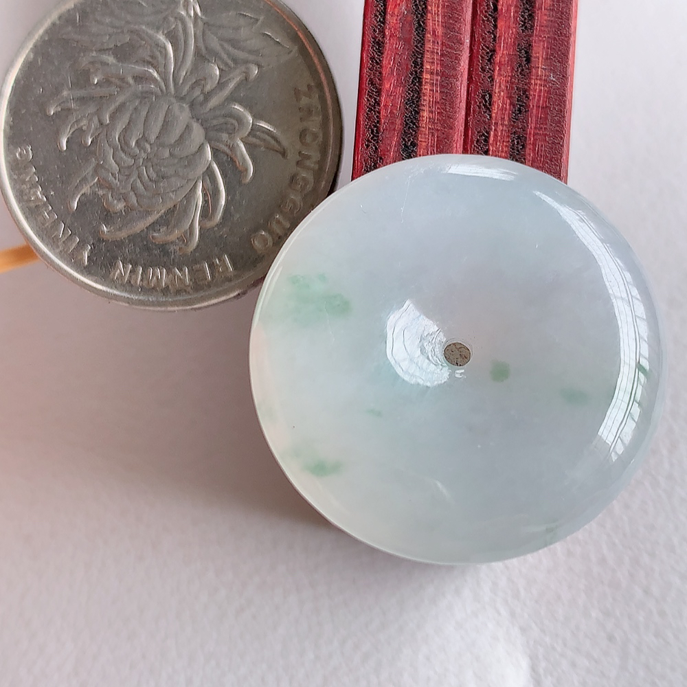 冰润飘花平安扣挂件 吊坠 质地细腻，温润而泽，精雕平安扣光滑圆润，平安扣佑平安，赋予平安无事的意念，寓意守护，随心如意，无事无忧  W357.22尺寸：25.2-5.8mm