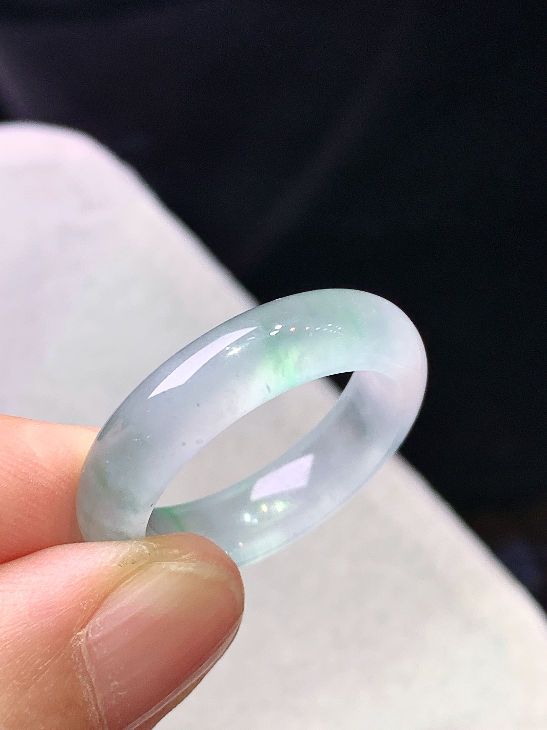 冰种飘绿平安环吊坠 玉质细腻 色泽艳丽清新 水润亮眼 圈口17 整体尺寸25.6*5.6*3.8c1