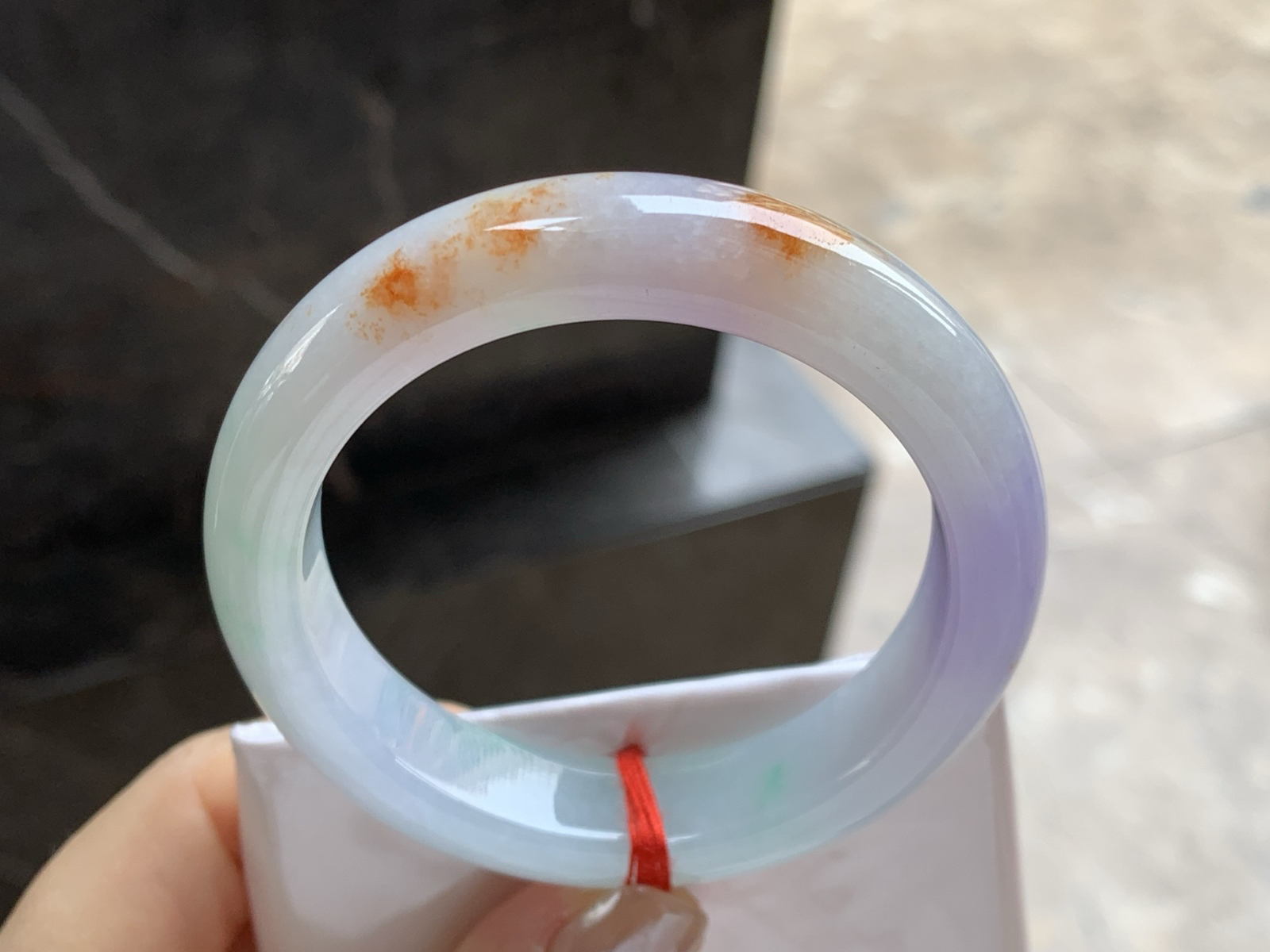 51.5-12.3-8.4

细糯特色手镯^_^底子细腻 有特色～