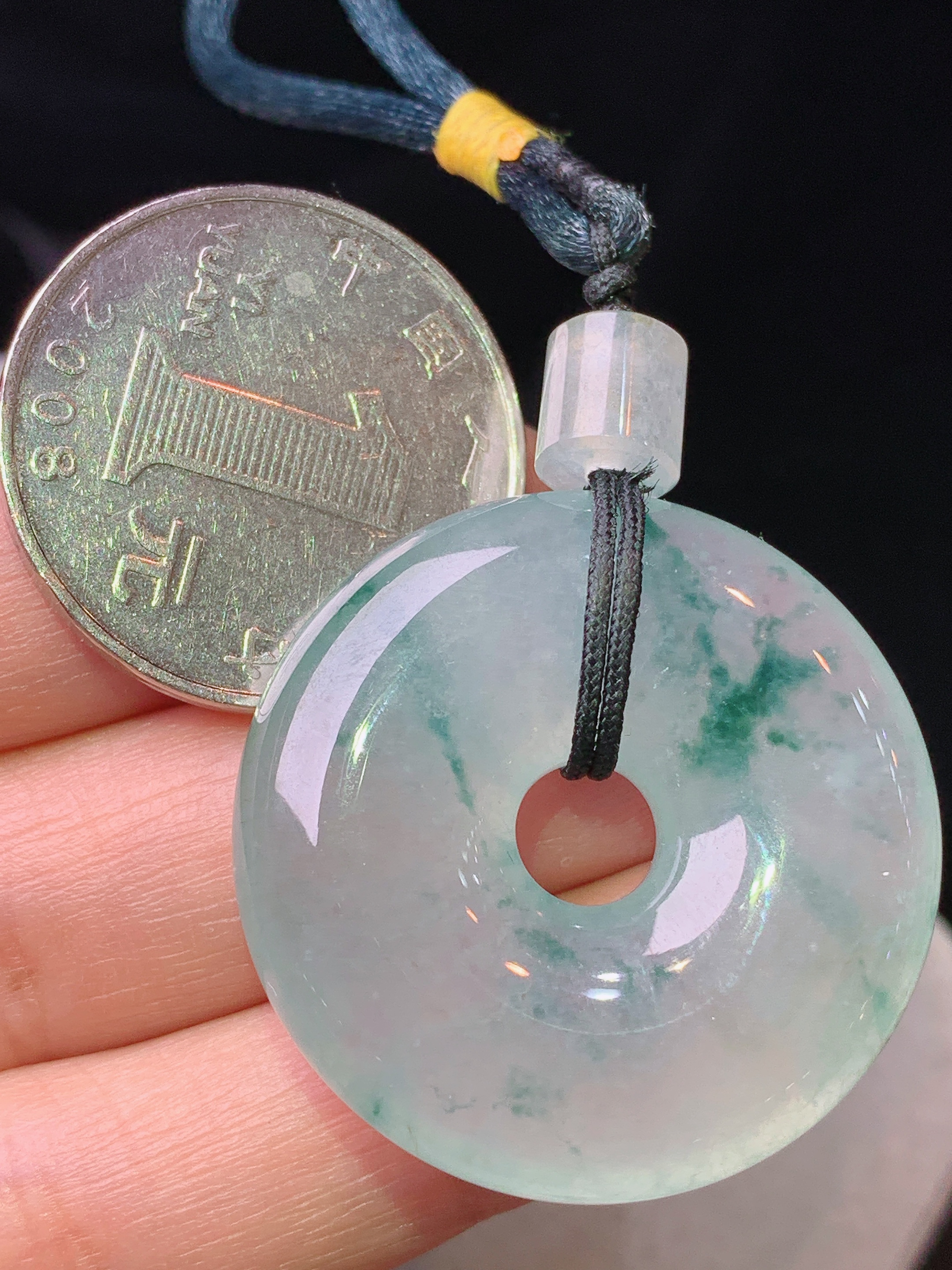 冰种飘花平安环吊坠 玉质细腻 色泽艳丽清新 水润亮眼 整体尺寸31.5*8j3