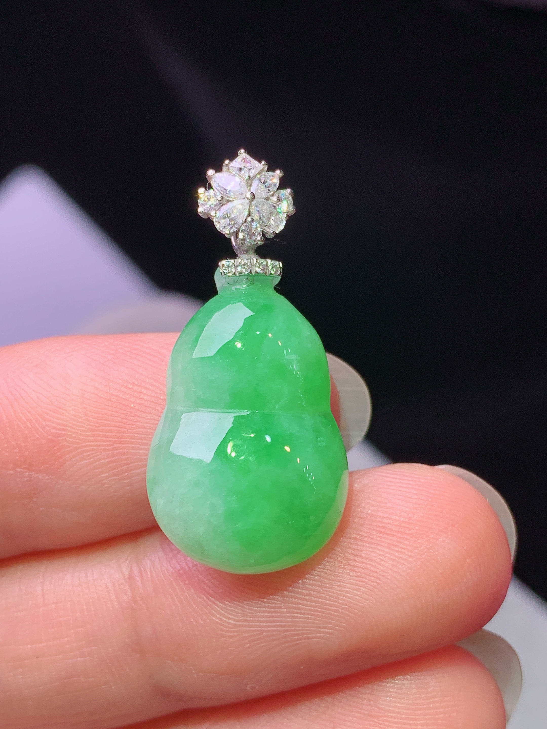 18k金钻镶嵌阳绿葫芦吊坠 玉质细腻 色泽艳丽清新 水润亮眼 整体尺寸27.7*13*6.2c1