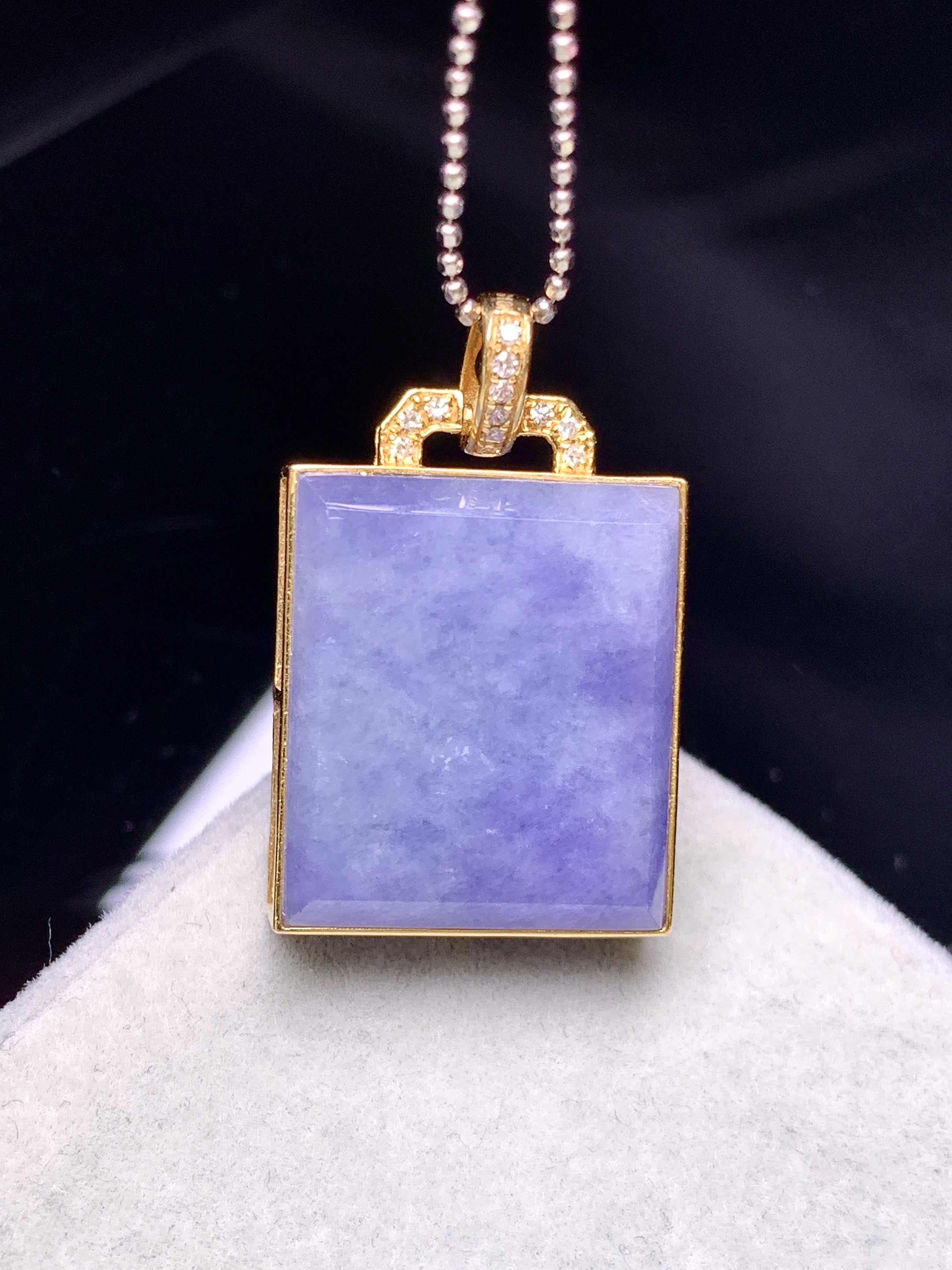 18k金钻镶嵌紫罗兰无事牌吊坠 玉质细腻 色泽艳丽清新 水润亮眼 整体尺寸26.8*16*6.8b1