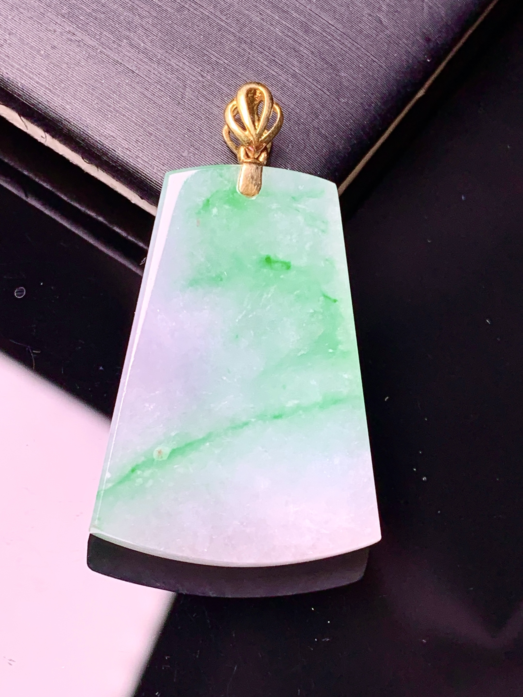 18k金钻镶嵌飘绿无事牌吊坠 玉质细腻 色泽艳丽清新 水润亮眼 整体尺寸35*20*3.8L4