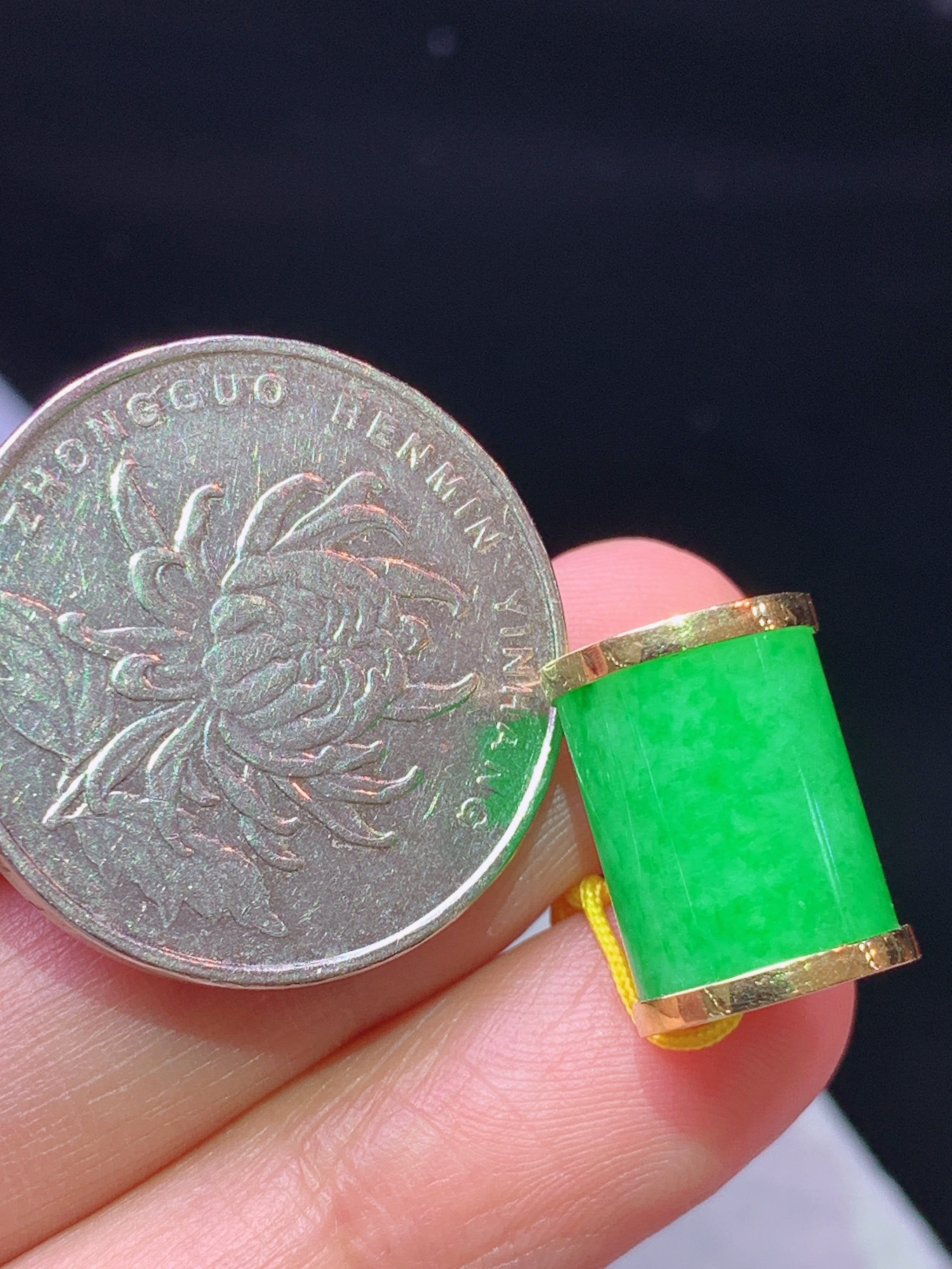 18k金镶嵌冰阳绿路路通吊坠 玉质细腻 色泽艳丽清新 水润亮眼 整体尺寸10*10*11.6b1