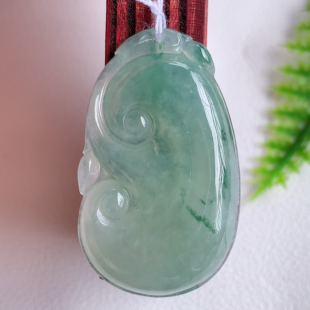 冰润飘花吉祥如意翡翠吊坠  寓意“万事如意，吉祥如意,福寿绵长 心想事成”饱满大气，通透水润  W1415.22尺寸：36-21.8-5.8mm