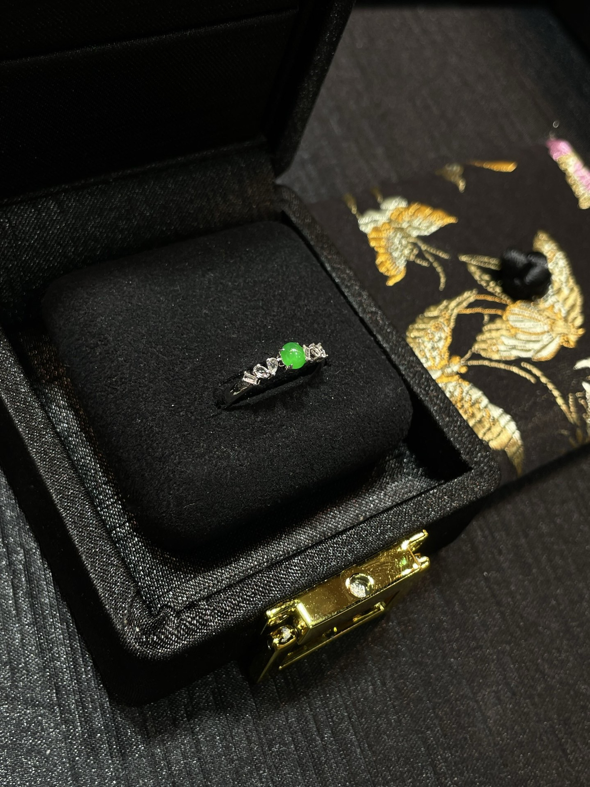 冰种 满色 阳绿 起光 mini小蛋面戒指
18k金镶嵌..