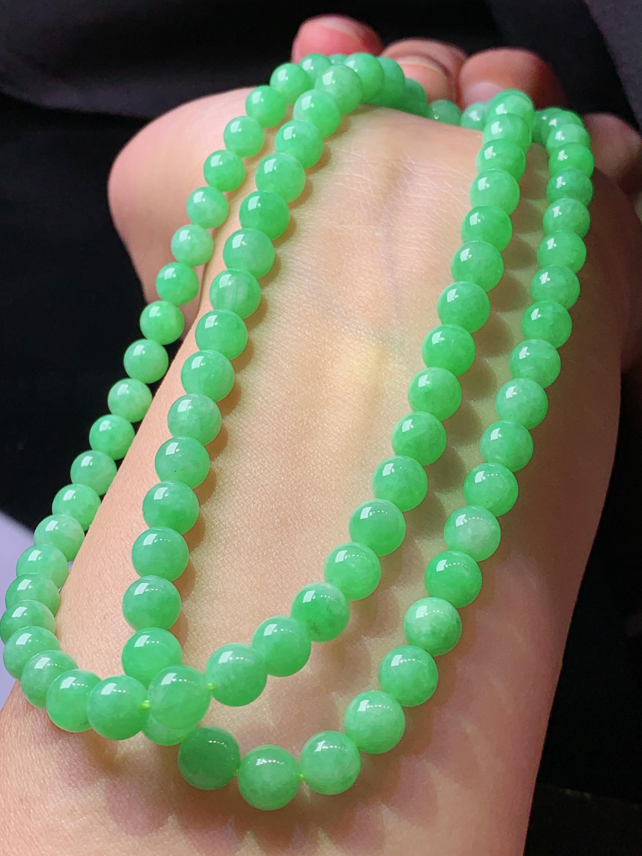 果绿圆珠项链 玉质细腻 色泽艳丽清新 水润亮眼 整体尺寸6.2p1