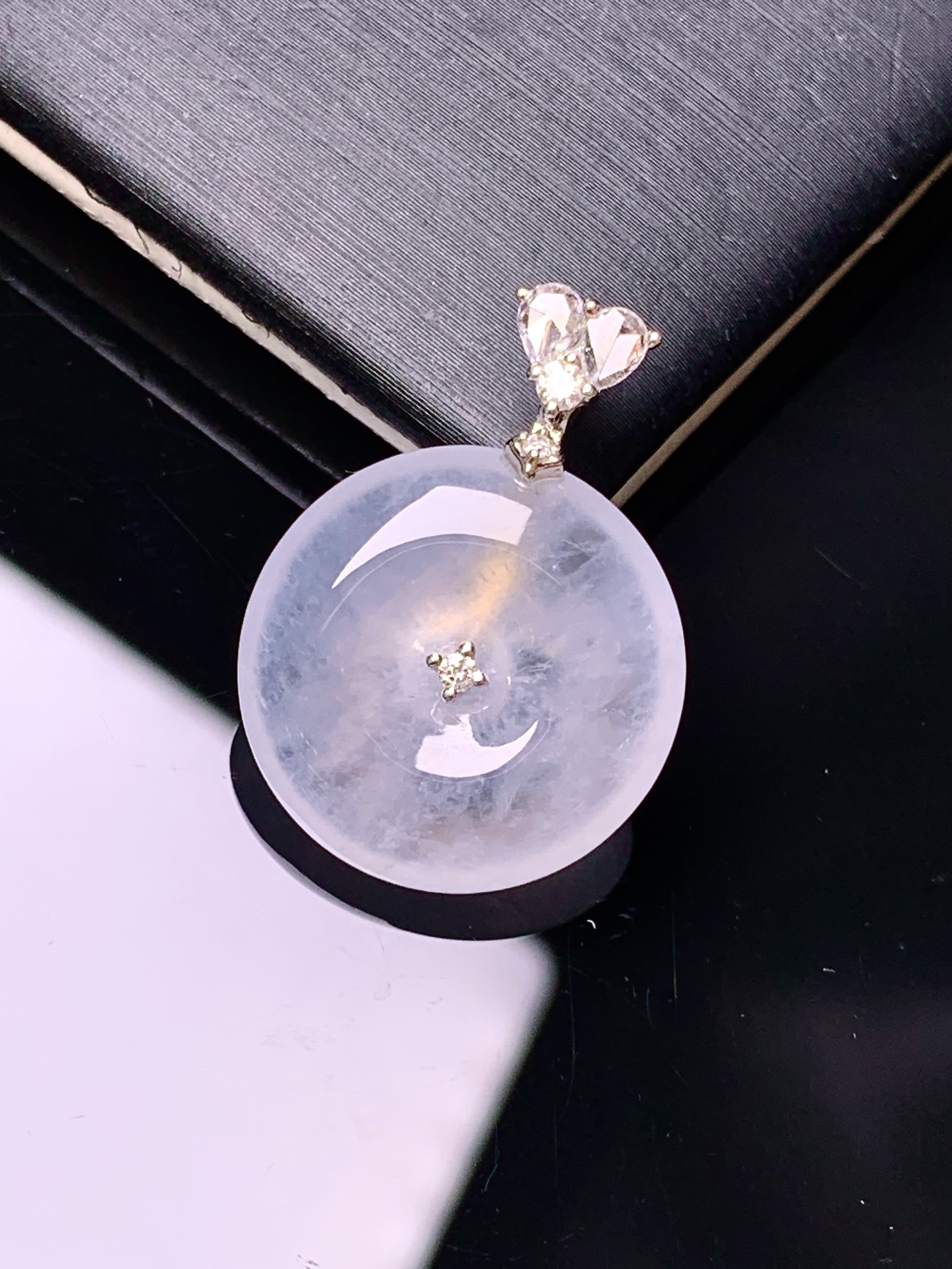 18k金钻镶嵌冰种平安扣吊坠 玉质细腻 色泽艳丽清新 水润亮眼 整体尺寸24*17.3*5.5c1