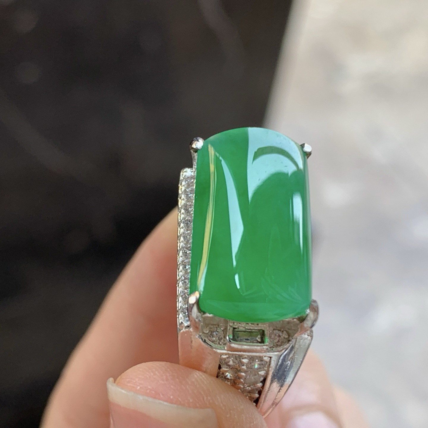 铜托辣绿色马鞍戒指^_^鲜艳