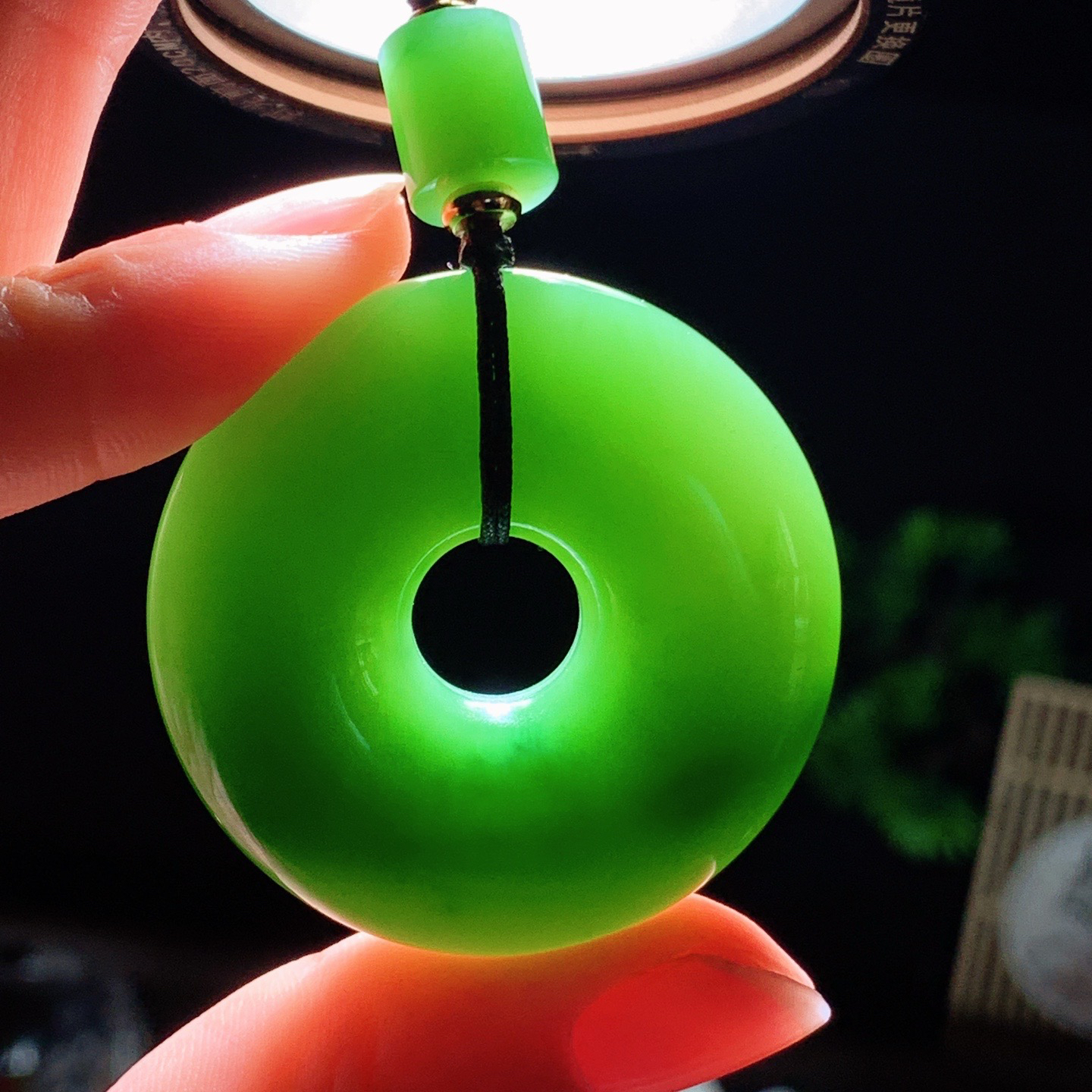 和田玉阳绿俄罗斯碧玉平安环怀古挂件 尺寸41/11重35.8克。玉质细腻油润。手推出油。佩戴高端典雅。lt260127