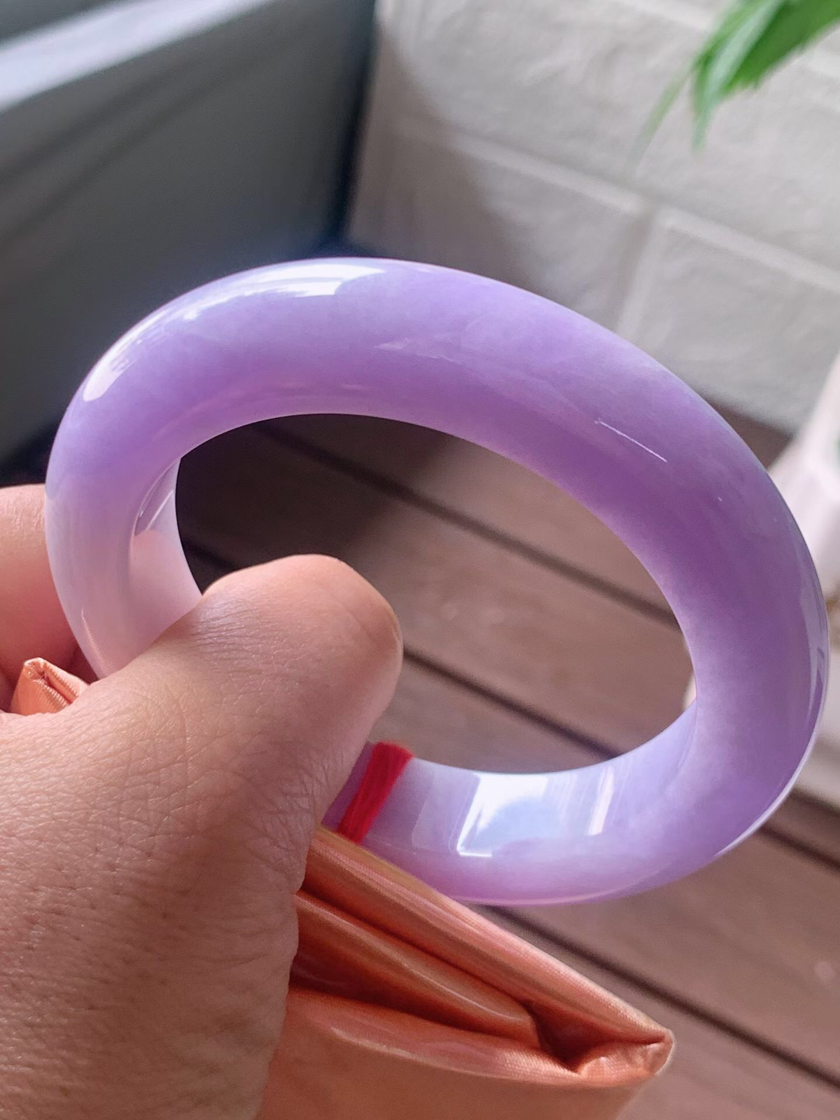 【翡翠名称】老种紫罗兰56.6正圈口手镯
【翡翠尺寸】56.6/12.7/11mm适合55.5-58正圈口佩戴
【翡翠描述】宝贝种老水足，玉质细腻，色泽靓丽，性价比高，佩戴效果好！
【其它赠送】权威证书/精美挂绳盒子/支持全国复检