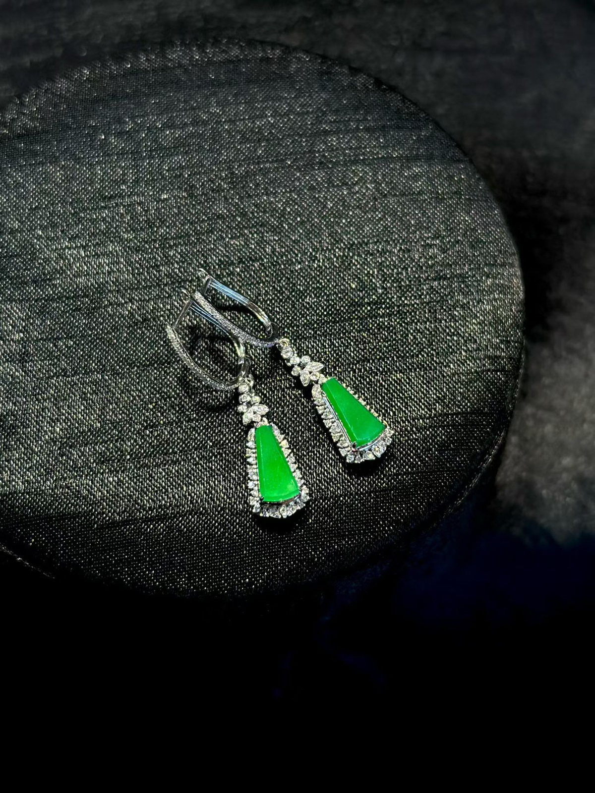 无事牌耳坠 
颜色均匀  料子很厚实 
18k金，尺寸：11.5-6.8-5.2mm..