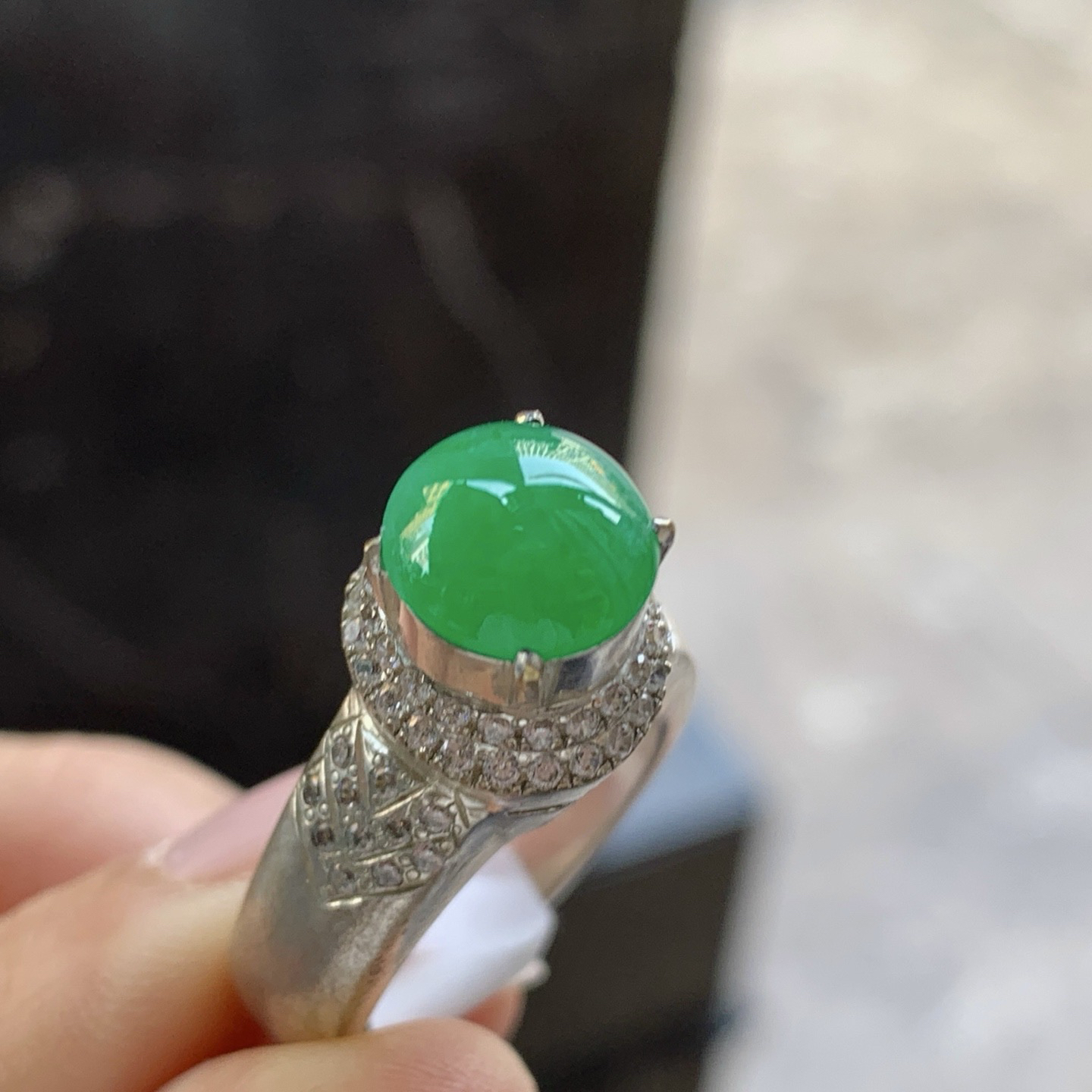 绿色戒指^_^鲜艳 玉质温润 铜托