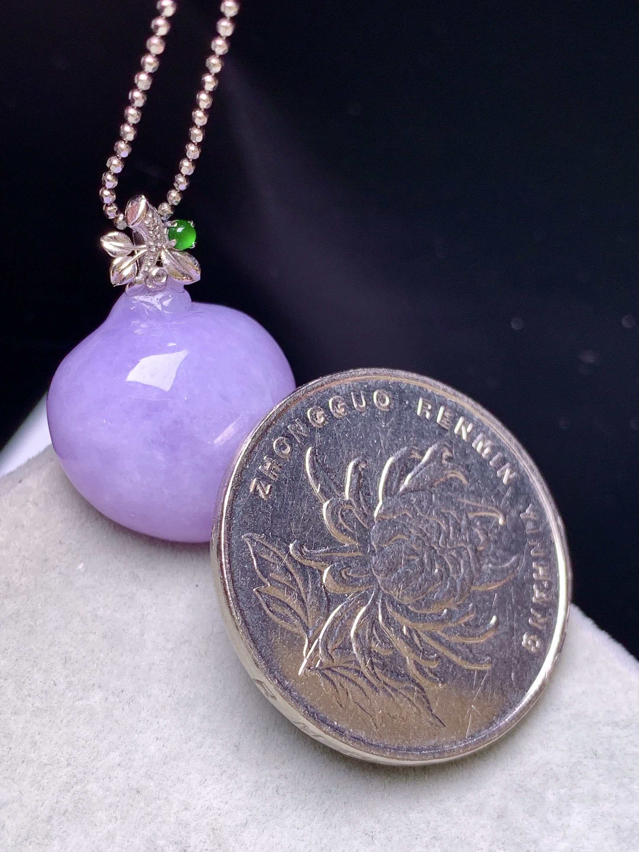 18k金钻镶嵌紫罗兰寿桃吊坠 玉质细腻 色泽艳丽清新 水润亮眼 整体尺寸22.5*16.3*10.6L4